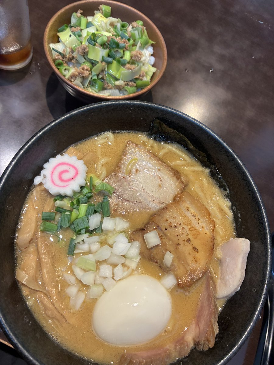 rx78tty's tweet photo. 昨日の久喜の大人気店輝羅さん。
特製中華そば大盛。
久しぶりの訪問だが、まずプースーを一口。キタキタ、コレコレ。
いろんな🍜食べてきたけど間違いなくTOP3には入る。マジ美味😋ネギ丼もネギの辛味をスープで流し込む、もう快感。口内に少し残るザラつき感も👍
究極の逸杯、ごちそうさまでした🙏 https://t.co/q7tOOGbc5I