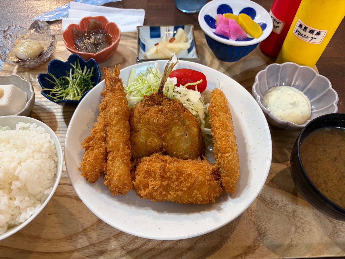 azel_dora's tweet photo. 今日は伊豆でお仕事！
遅めのランチは沼津港でー
うーん、揚げ物三昧ー満足
#だるま https://t.co/DXzOeGnSbU
