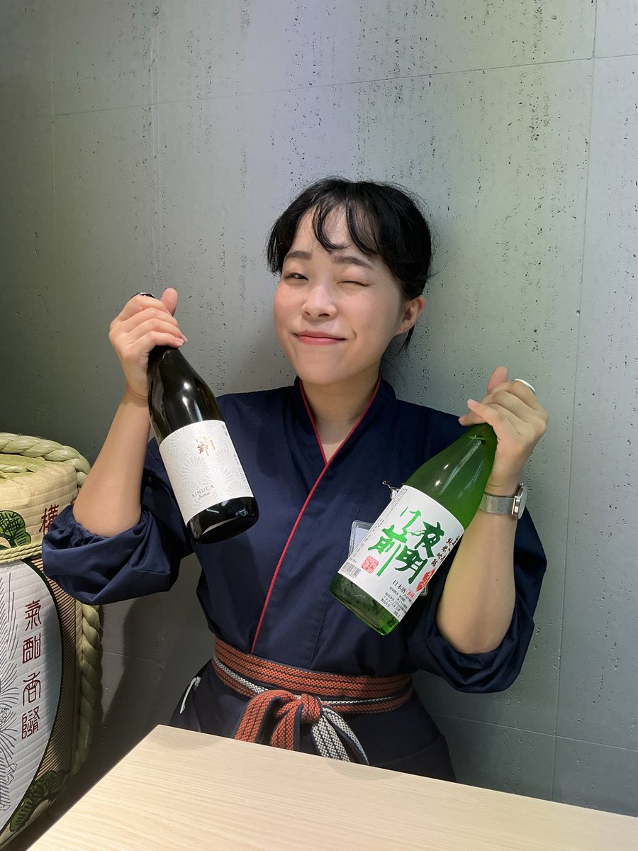 YodobloomSAKE's tweet photo. 【唎酒師🍶 倉本 & 港オススメ】

信州・小野酒造店の「夜明け前」、2つの表情を飲み比べ。

🌅夜明け前    生一本  純米吟醸　生酒
搾りたてならではの瑞々しい生命力と爽やかな吟醸香。フレッシュな旨味が広がる躍動感が魅力です。

🌅夜明け前　絹華  純米
絹を撫でるような繊細な口当たりと上品な甘みのハーモニー。優雅な余韻を楽しめます。

同じ蔵が醸す酒でありながら、その表情は対照的。フレッシュなキレと躍動感か、柔らかな優雅さか。
今日の気分は、どちらの「夜明け前」ですか？

YodobloomSAKEにて試飲いただけます✨

@yoakemaeono 
#夜明け前 
#日本酒
#日本酒テーマパーク
#sake
#YodobloomSAKE