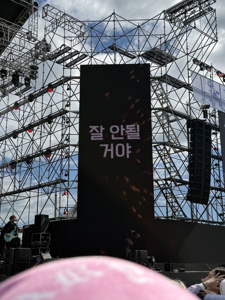 ozobzk's tweet photo. 아진짜 크라잉넛 전나감동 시잘 하 https://t.co/mkuHNhRJt6