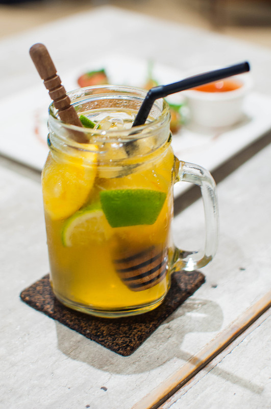 47_molinar's tweet photo. Make a quick iced honey lemon tea at home! Steep black tea, add fresh lemon juice + a spoonful of honey, stir, and pour over ice. Perfect for hot afternoons~ https://t.co/VG1P5tVT28
