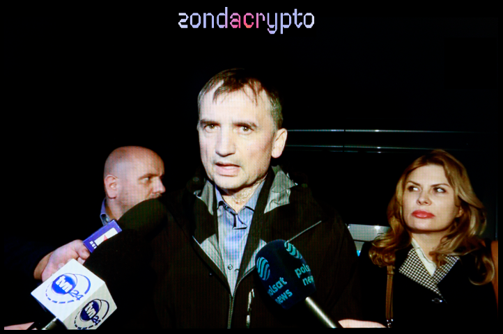 _DiabelStockton's tweet photo. Upadek leżących.

Afera Zondacrypto to dowód jak Polska, przez 8 lat pis-u, była przeżarta korupcją i złem. To akt zdrady wobec państwa, w którym PiS, Zbigniew Ziobro, Przemysław Wipler, Michał Moskal sprzedawali bezkarność jak drogie gacie na bazarze.
Przemysław Kral zeznał wprost, 2 mln dla Ziobry, obietnica ukręcenia łba sprawom i ułaskawienie, które ktoś miał mu załatwić po zwycięstwie Nawrockiego. Donald Tusk ten chaos zbiera i idzie po Trybunał Konstytucyjny.

Każda duża afera ma moment, w którym przestaje być luźnym zbiorem nazwisk, spotkań i przelewów, a staje się opowieścią o państwie sprzedanym za gotówkę. Dla Zondacrypto nadszedł on w piątek. Tusk wszedł na mównicę z protokołami i namalował zatrważający obraz - prawica nie broniła Polski przed przestępcami, tylko kradła i handlowała z przestępcami bezkarnością, sama chroniąc własne złodziejstwo pod parasolem Ziobry i kryjąc się za immunitetami.

Według zeznań cytowanych przez premiera Tuska, Przemysław Kral umówił się ze Ziobrą na dwa miliony złotych za rozwiązanie swoich problemów z prawem. Były minister miał znać akta i obiecywać, że po powrocie do resortu „ukręci łeb” prowadzonym sprawom. Pieniądze miały iść na fundację założoną przez Witolda Kornickiego, brata Ziobro który zmienił nazwisko na panieńskie matki, szczegóły miała dogrywać Patrycja Kotecka. Ziobro mówi o legalnych, bezinteresownych darowiznach. Ot, człowiek z poważnymi kłopotami wpłaca niemal pół miliona byłemu prokuratorowi generalnemu i niczego nie oczekuje. 2 mln. zł taka była cena zdrady Polski i wymiaru sprawiedliwości.

Na tym się nie kończy. Kral miał usłyszeć od tajemniczego „pana X”, że po zwycięstwie Karola Nawrockiego da się załatwić prezydenckie ułaskawienie. Zapłatą miały być pieniądze na reklamy, kongres CPAC w Rzeszowie i imprezę w USA. Nawrocki odpowiada, że jego podpisem nikt handlować nie może. Tylko dlaczego ludzie krążący wokół prawicy obiecywali bezkarność w imieniu przyszłego prezydenta? Prezydent, wokół którego krąży handel łaską, nie jest strażnikiem konstytucji, jest strażnikiem bezkarności dla przestępców i aferzystów.

Ten sam mechanizm objął resztę obozu prawicowego. Wipler brał pieniędze na fundację Dobry Rząd po kontaktach ze środowiskiem Krala i jednocześnie występował jak adwokat branży. Moskal spotykał się na Ibizie z prezesem Zondy, a potem pisał poprawki i pisma do KNF, jakby legislacja była usługą posprzedażową.

Afera Zondacrypto pokazuje cały schemat, pieniądze otwierają drzwi do polityki, znajomości rodzą obietnice ochrony, a prezydencka prerogatywa staje się towarem kampanijnym. Kral zaczął mówić i ten mechanizm pęka razem z jednością prawicy.

W tym wszystkim Zbigniew Bogucki od miesięcy ryczy o „kryptorządzie” i „kryptokłamstwach” Tuska, jakby największym problemem Polski była ustawa, a nie to, że wokół prezydenta krążyły obietnice ułaskawienia za sponsoring. Szef kancelarii, który zamiast odciąć prezydenta od handlu łaską, idzie w wojnę narracyjną, przegrywa ją, nie broni urzędu tylko go kompromituje.

Nawet Morawiecki atakuje Kaczyńskiego za związki jego ludzi z Zondą. Nowogrodzka odpowiada, że aresztowany szef PKOl Radosław Piesiewicz to człowiek byłego premiera, choć wszyscy wiedzą, że to zdeklarowanego "sasinowiec". Tak wygląda kłótnia złodziei o to, kto pierwszy sprzedał honor, Polskę i jej bezpieczeństwo, mafii o rosyjskich korzeniach.

Panie Kaczyński, to zdrada, wstyd i hańba!