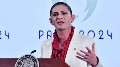 VigiaCiudadano7's tweet photo. NUEVA DENUNCIA PONE BAJO LA LUPA LA GESTIÓN DE ANA GABRIELA GUEVARA EN CONADE

CIUDAD DE MÉXICO, 5 de septiembre de 2026.— La Auditoría Superior de la Federación (ASF) presentó ante la Fiscalía General de la República una nueva denuncia penal por presuntas irregularidades detectadas durante la administración de Ana Gabriela Guevara al frente de la Comisión Nacional de Cultura Física y Deporte (Conade). La querella, presentada el pasado 28 de agosto ante la Fiscalía Especializada en Materia de Combate a la Corrupción, involucra alrededor de 65 millones de pesos cuya aplicación no habría quedado debidamente acreditada. 

El expediente deriva de la auditoría forense 67 de la Cuenta Pública 2022 y apunta particularmente a recursos destinados al Campeonato Mundial de Taekwondo Guadalajara 2022. La Conade entregó aproximadamente 73 millones de pesos a la Federación Mexicana de Taekwondo para la organización del evento; sin embargo, la ASF encontró falta de documentación suficiente para acreditar servicios por unos 65 millones, entre ellos arbitraje, transporte, alimentación, videograbación, escenografía, limpieza y seguridad. También fueron señaladas inconsistencias en la capacidad operativa de algunas empresas contratadas. 

Con este caso, las revisiones correspondientes a la gestión de Guevara acumulan cinco denuncias penales derivadas de cuatro auditorías forenses de las cuentas públicas de 2019, 2020 y 2022, con observaciones que en conjunto rondan los 544 millones de pesos. La existencia de las denuncias no supone responsabilidad penal acreditada contra la exdirectora de Conade: corresponderá a la FGR investigar los hechos, establecer posibles responsabilidades y determinar si existen elementos para proceder penalmente.