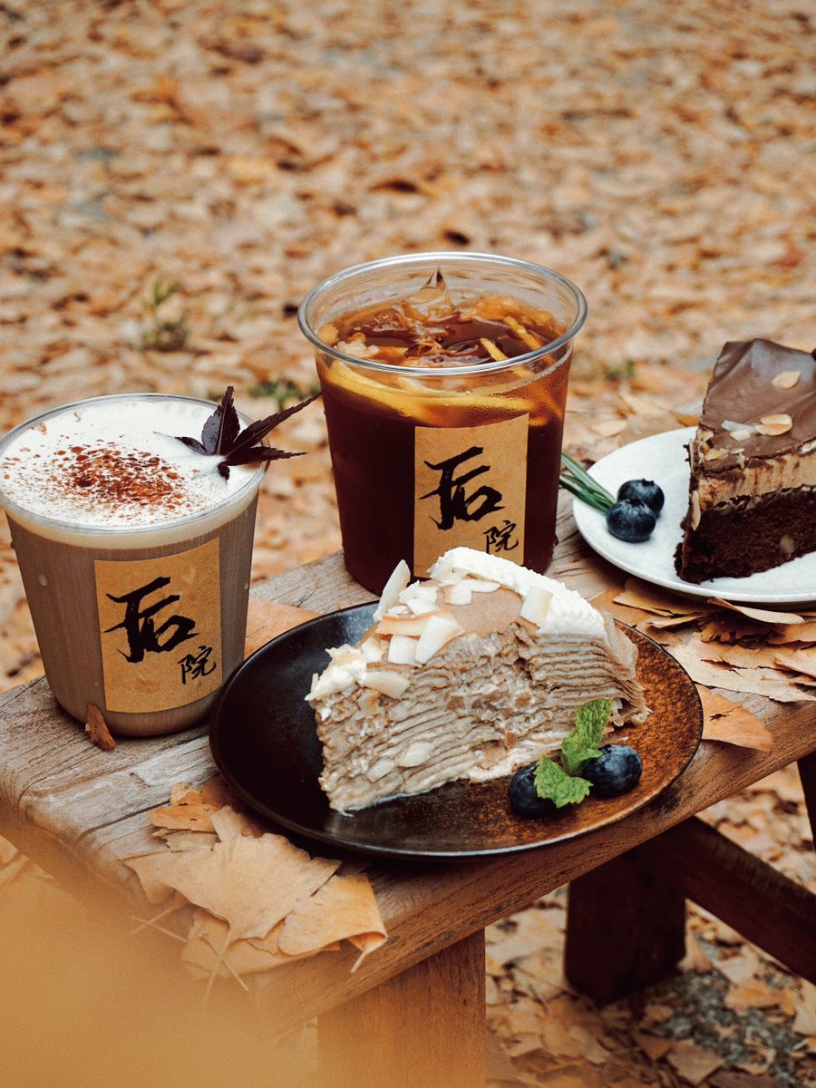 guris433484's tweet photo. [Golden autumn breeze, crispy fallen leaves, and a warm pumpkin latte—perfect weekend vibe! ]， https://t.co/7aweadQfmc
