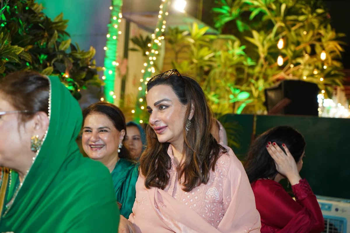 RubinakhalidPPP's tweet photo. کراچی زرداری ہاؤس
پاکستان پیپلز پارٹی ویمن ونگ کی مرکزی صدر آدی فریال تالپور  کی جانب سے
محفلِ میلادِ مصطفیٰ ﷺ کے انعقاد کے موقع پر ❤️🌺

* https://t.co/EhemiVM6a1