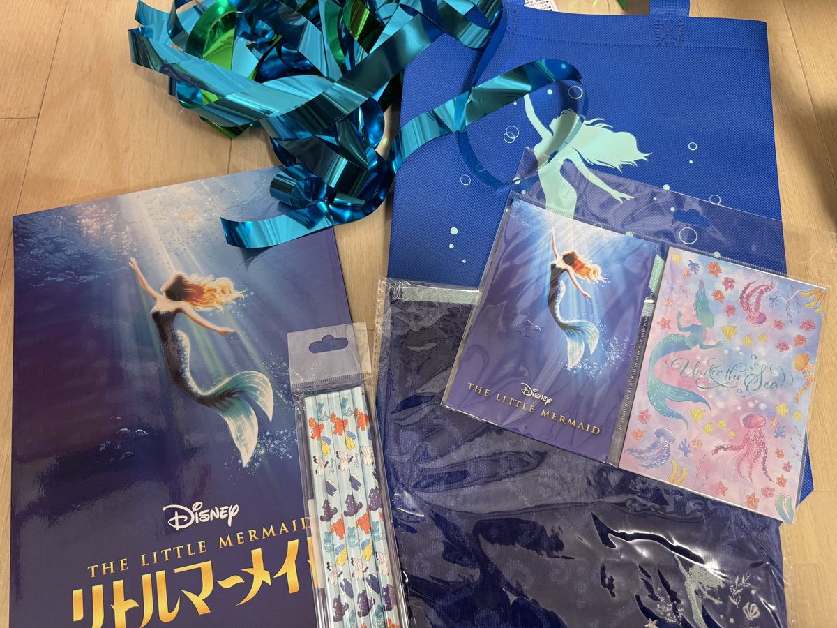 guccyn0419's tweet photo. 昨日、四季の「リトルマーメイド」を観てきました🧜2階最前だったので途中で何度かあった演出も楽しめた💕娘たちは夫に任せて友達と観劇→夕食でディズニーヲタトーク😊楽しかった👍アリエルフィギュアは長女に借りたディズニーオンアイスで買ったもの🧜‍♀️ https://t.co/dlO8Siw9mf