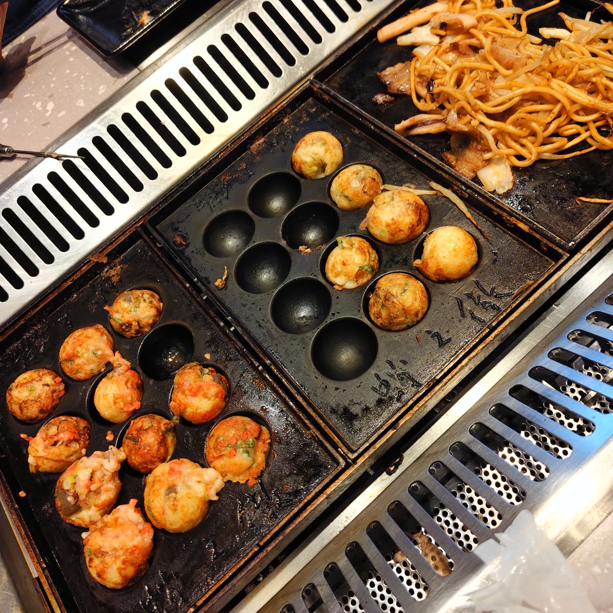 rose1011007's tweet photo. ラ前のたこ焼き https://t.co/1g06IFvPhc