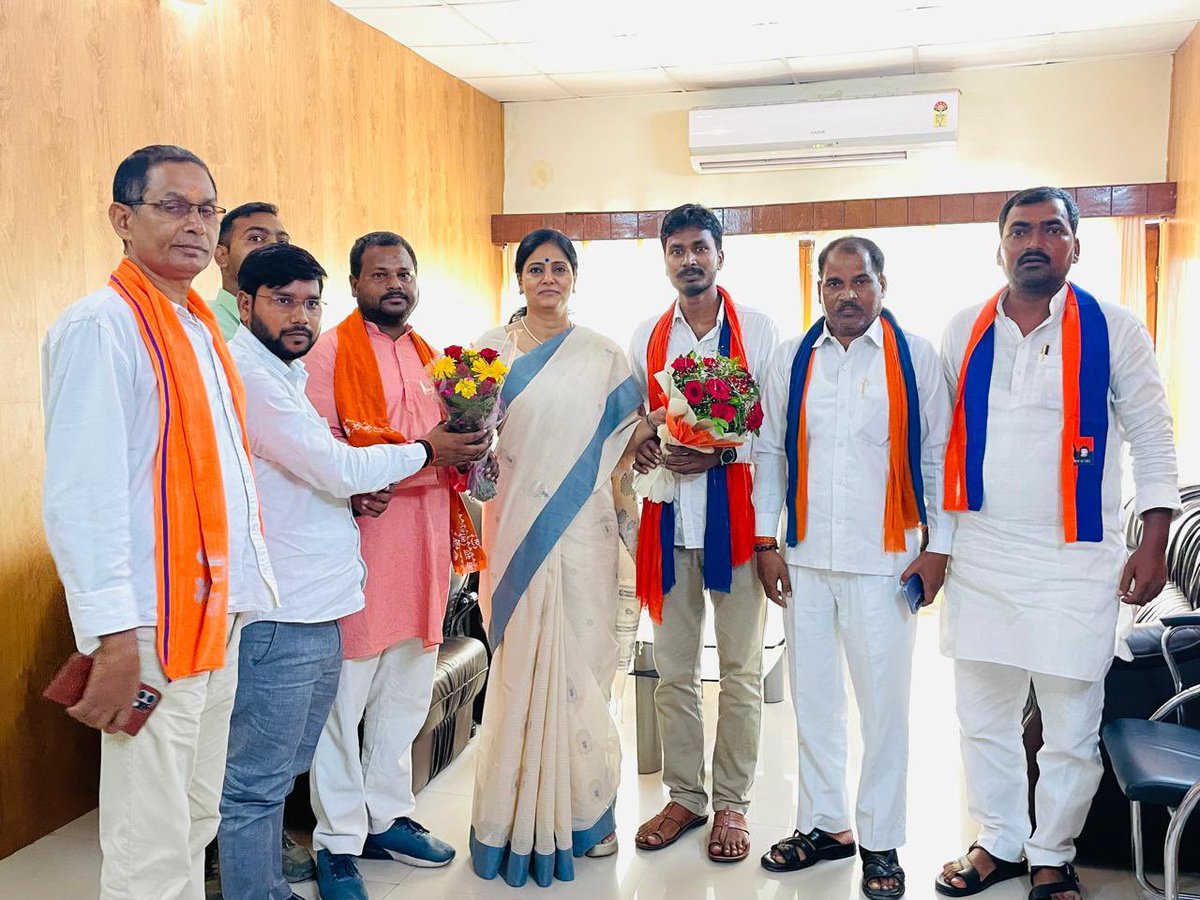 AnupriyaSPatel's tweet photo. आज सर्किट हाउस,गोरखपुर, उत्तर प्रदेश में पार्टी कार्यकर्ताओं एवं अन्य स्नेहीजनों से भेंट हुई। https://t.co/fVCxqd8408