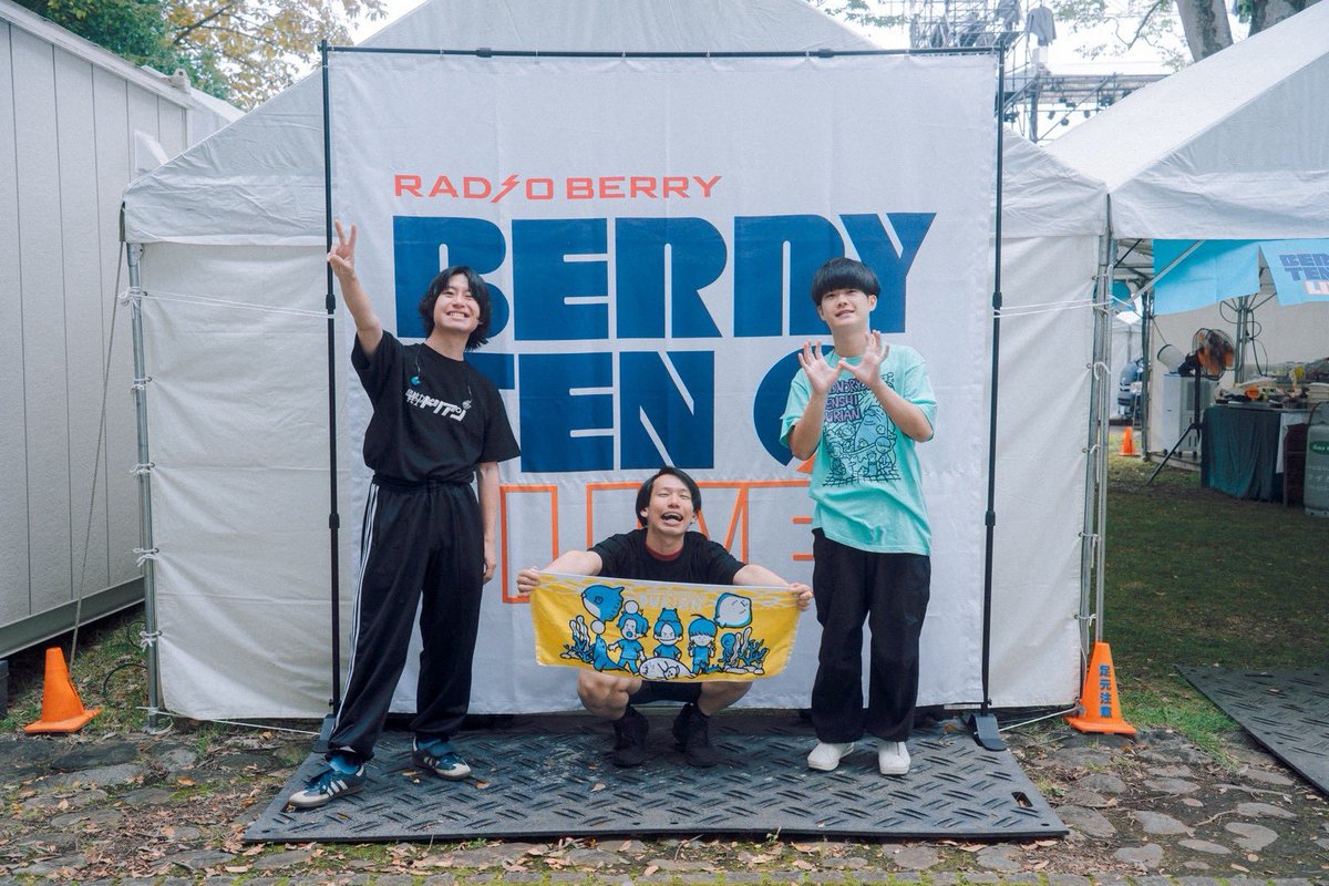 durian_official's tweet photo. #ベリテン 2026雨の中朝からありがとうセトリ

リハ1.ヤバイTシャツ屋さんと同じ人数
リハ2.フォローしてください

1.ムカつく奴は敵
2.いきものがかりと同じ編成
3. ベリテンライブ2026 Special(新曲)
4.チャーハンパラパラパラダイス 
5.ボールを奪い合う選手全員に1つずつあげたい
6.もっと早く寝ればよかった
7.ドラゴンの裁縫セット(笑)
8.カフェかと思ったら美容院だった
9.焼肉屋さんの看板で牛さんが笑っているのおかしいね
急遽10.フォローしてください

📸@teru_ttm