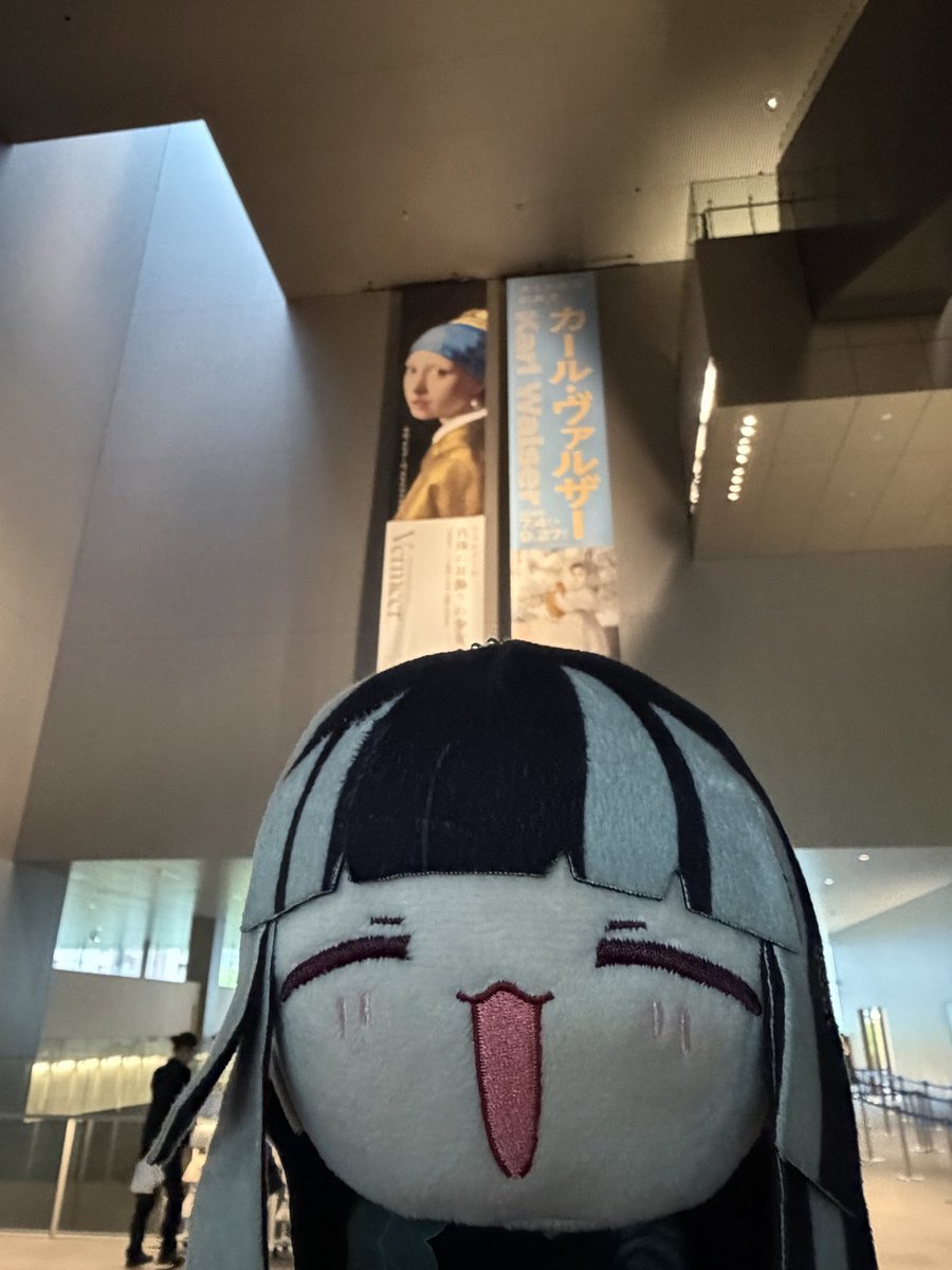 godragonevtuber's tweet photo. 大阪中之島美術館の『フェルメール展』に行ってきました。

ネットで見てた酷評もありましたが、そんなの関係なく本当に良い展覧会でした！

本物の真珠の首飾りの少女を見た瞬間なんとも言えない感情になり、どの方向から見てもこちらと目があった感覚になりました…！！

#行ったよらでんちゃん https://t.co/OCOmHmvLOI