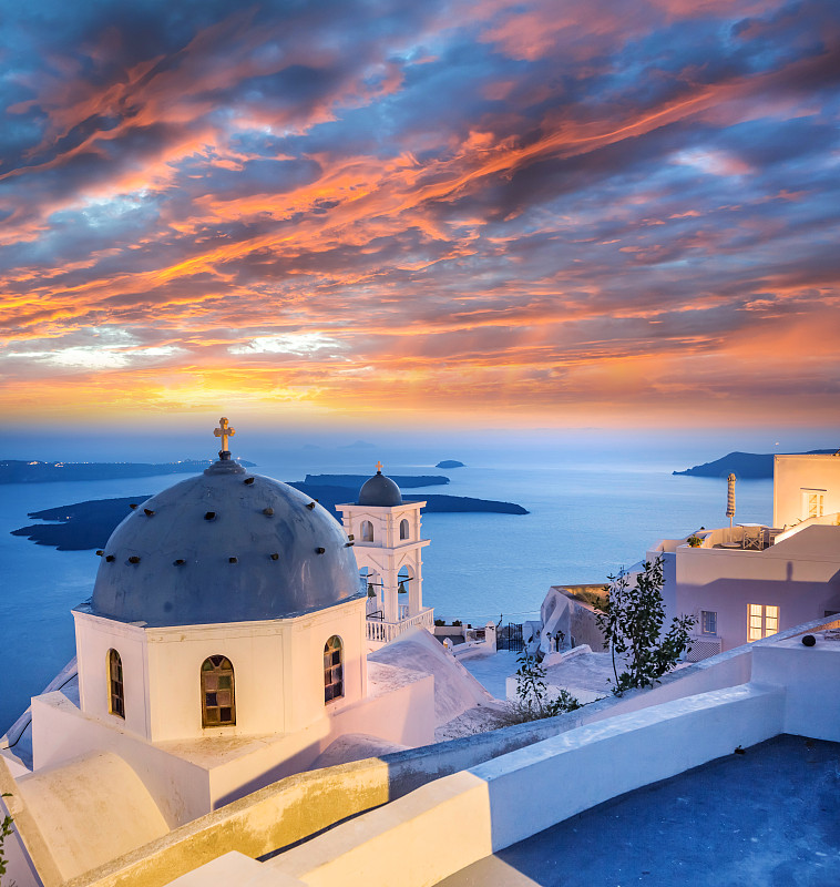 AzraBulut9cc0's tweet photo. Just landed in Santorini, and the view of the white villages and blue domes hitting the golden sunset took my breath away—this is exactly the postcard moment I’ve been chasing! https://t.co/D54qWHVyXL