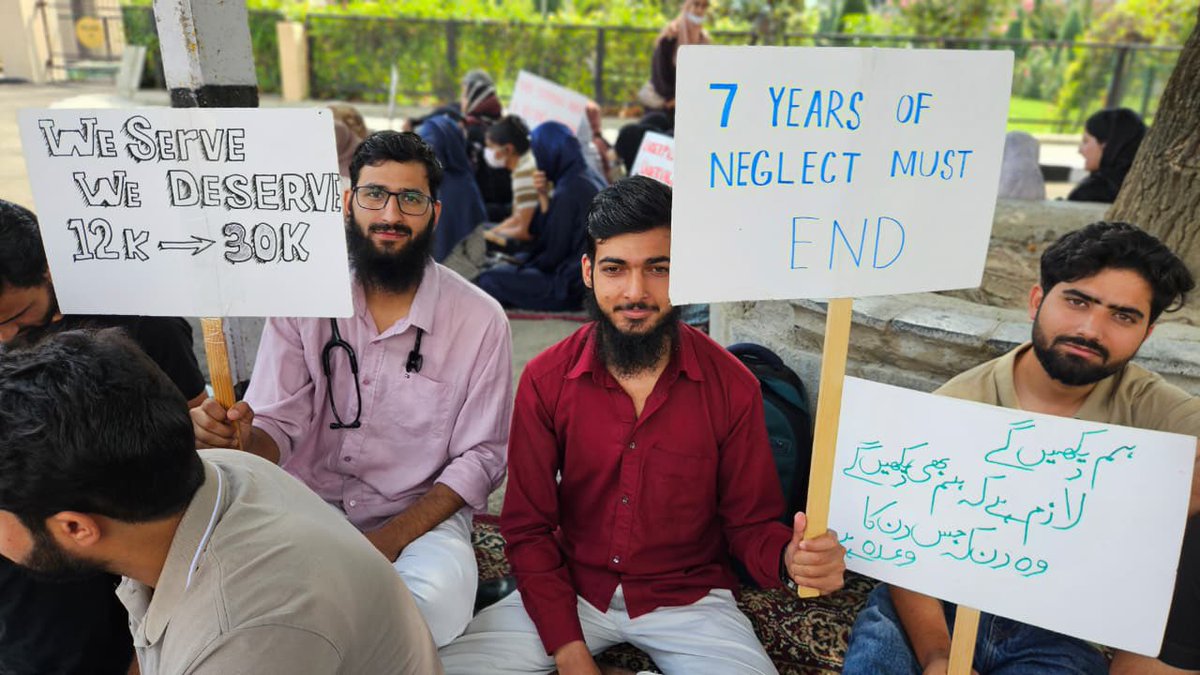 DrMohammadMomin's tweet photo. Day 7 ( 6 Sept ) 
J&amp;K INTERN DOCTORS PEACEFUL PROTEST CONTINUES across All Govt Medical Colleges and SKIMS 

Stipend Hike Jammu and Kashmir 
@OmarAbdullah https://t.co/AKJY3Q6qbB