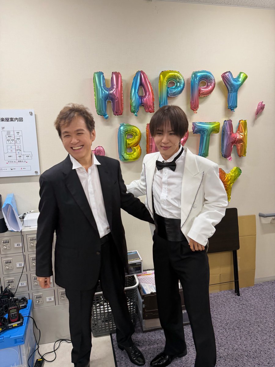 official_yuta14's tweet photo. ミュージカルレビュー
『TARKIE』
全公演終了しました。
本当にありがとうございました。

演出家
植草克秀

素敵な演出家でもあり親父でした。
時を経て同じステージで
君だけにを歌った時は白色だった気持ちにまた色が塗られた気持ちになりました。

そしてこんな
素敵な作品を背中で引っ張ってくれた
主演の凰稀かなめさんには本当に感謝です。
姉さん！！かっけーっす。

親父お疲れさん。

急いで帰って夜からのSURGE Townに参加します🙇
20時から配信よろしくお願いします🙇