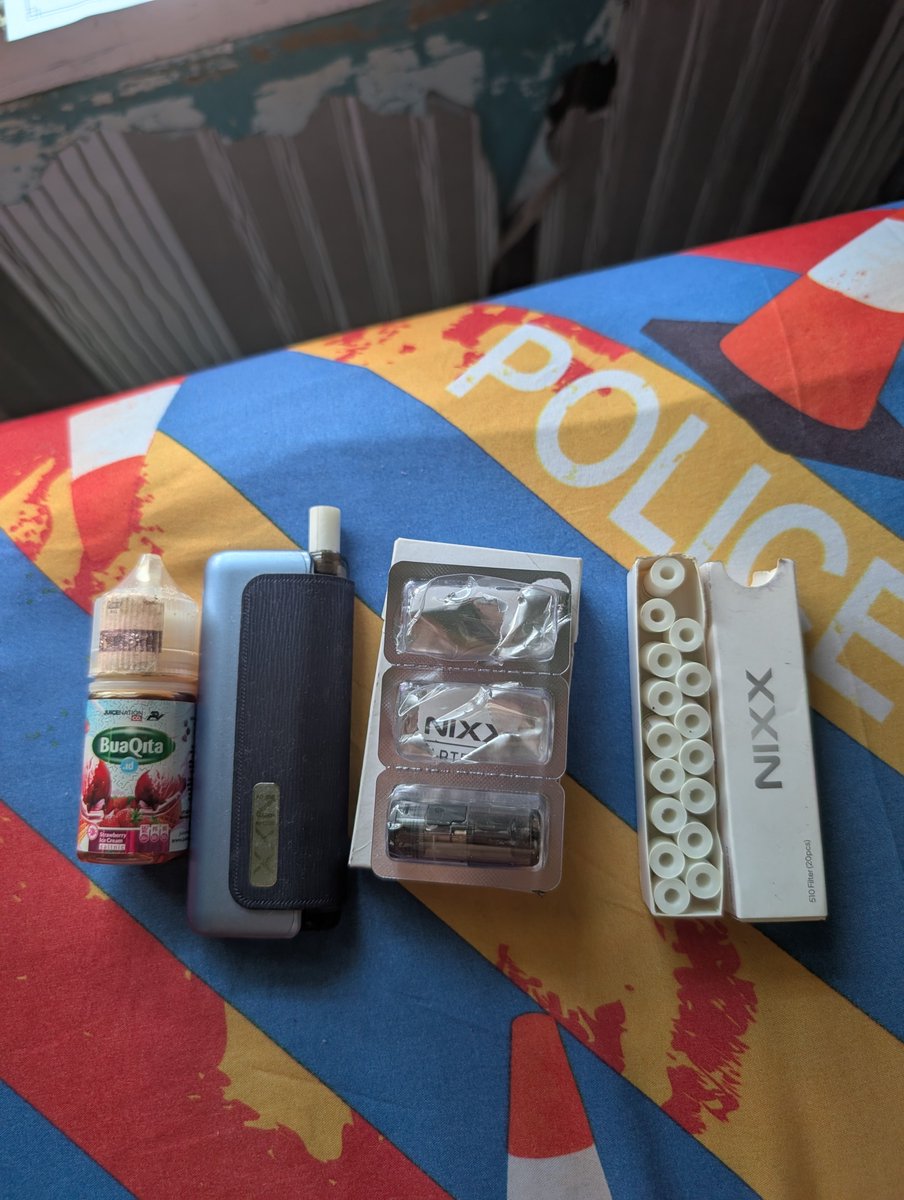 itsbilv2's tweet photo. WTS nixx batangan, dijual karena lebuh suka iqos, take all yg ada di foto, liq 60%. lok jakbar. https://t.co/9duqOaE9RB