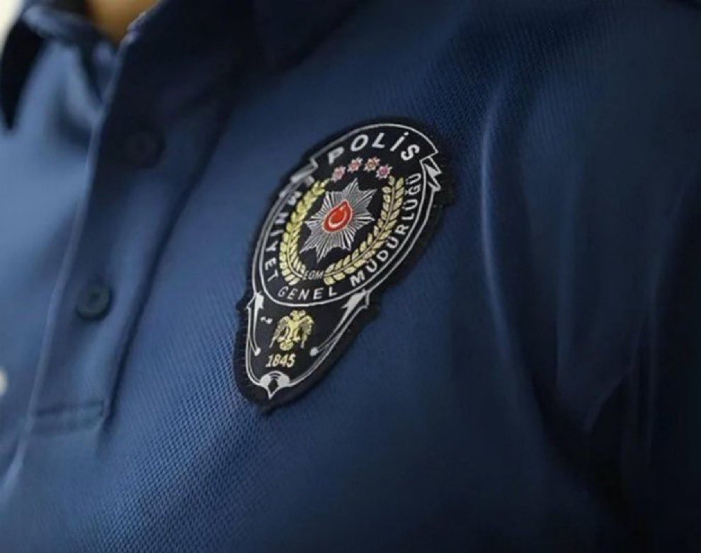 ajansmuhbir1923's tweet photo. ⚠️ “Rüşvet değil, ekip otosuna lastik istedim.”

Danıştay, denetimli serbestliği olan şahsın imza atmamasına göz yuman karakol amirinin meslekten atılma kararını onadı:

• Örgüt lideri O.K.’nın eşi N.K., denetimli serbestlik kapsamında imza atması gereken gün polis merkezine gitmedi.

• N.K., farklı bir tarihte polis merkezine gidip imza attı. Yapılan araştırmada karakol amiri olan başkomiserin buna göz yumduğu ve N.K.’nin eşi O.K. ile telefon görüşmeleri tespit edildi.

• Başkomiser, O.K. isimli şahısla yaptığı görüşmelerde rüşvet değil “Ekip otosu için bir adet lastik talep ettiğini” iddia etti.

• Ancak yargı sürecinde mahkemeler bu iddiaya karşı şu değerlendirmede bulundu:

• “İddiasının doğru olduğu kabul edilse bile yine de amiri olduğu karakolun ekip otosunun lastik ihtiyaçlarını, karakola imzaya gelen kişilerden karşılama yoluna gitmesinin hukuka uygun olmadığı ve suç olduğu; buna karşın, her ne kadar O.K. isimli şahıstan istediklerinin oto lastiği olduğunu ileri sürmüş ise de aslında bu hususun da gerçekçi olmadığı temin edilmek istenen menfaatin başka olduğu görüşme tapelerinden kolaylıkla anlaşılabilir.”

• Başkomiser hakkında, N.K. isimli şahsın imza yükümlülüğü olduğu tarihlerden başka tarihlerde imza atmasına imkân sağladığı ve denetimli serbestlik hükümlerinin ihlali halinde karşılaşacağı yaptırımdan kurtulmasına yol açtığı gerekçesiyle, “Yetkisini veya nüfuzunu kendisine veya başkalarına çıkar sağlamak amacıyla ya da kin ve dostluk gibi nedenlerle kötüye kullanmak” suçlamasıyla “meslekten çıkarma” cezası verildi.

• Ancak başkomiser meslekten atılma kararını yargıya taşıdı.

• Danıştay 2. Daire Başkanlığı, meslekten çıkarma kararının usul ve hukuka uygun olduğu gerekçesiyle temyiz istemini reddedip meslekten atılma kararını onadı.

• Öte yandan ağır ceza mahkemesinde görülen ceza yargılamasında ise başkomisere “görevi kötüye kullanma” suçundan 6 ay 7 gün hapis cezası verildi ve hükmün açıklanmasının geri bırakıldı. (Birgün - İsmail Arı)
