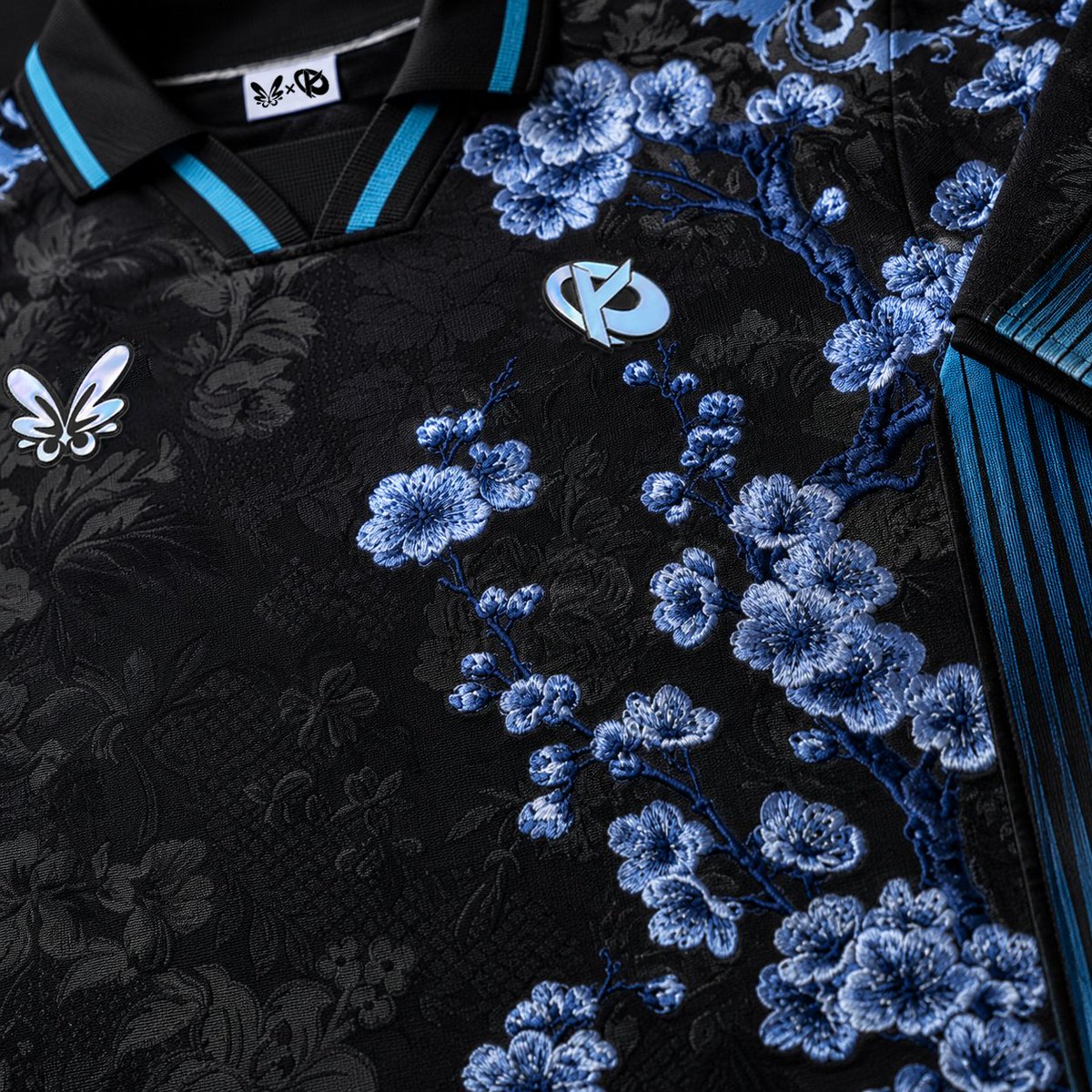 Azukkia_graph's tweet photo. Hello ! Comme promis, voici ma vision du maillot Worlds the KC 🙏

J'ai souhaité rester sur un bleu mais un peu plus clair que d'habitude, avec des motifs floraux.
Il y a aussi des jeux d'empiècement et de tissu !
#KCORP

(Design 100% par moi, IA SEULEMENT pour les mockups !!!) https://t.co/zcUpcW6NzY