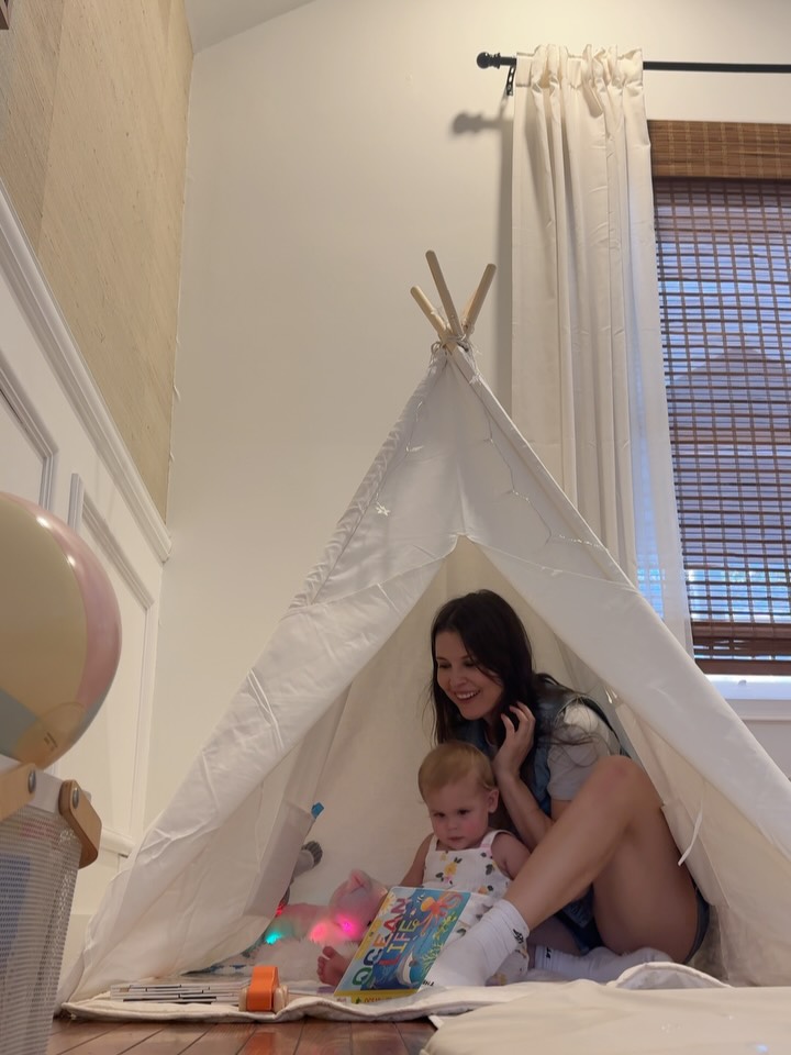 peque_jes's tweet photo. Occupied with delivering magical gifts and embracing my role as the favorite aunt. I brought Anika’s spotted cousins, Falco and Vienna, who are certain they raised her. She might wind up with a few unusual dog-like tendencies 🐾… but we truly love a w... https://t.co/rJwKjvPArA