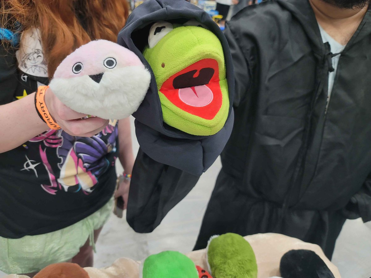 jawless_fish's tweet photo. Day 2 at @TucsonComiCon has been incredible! π
Weβve loved meeting everyone, seeing amazing cosplay, and introducing more people to our Sacabambaspis plushies.
If youβre at the convention, stop by the Jawless Fish booth and say hello!
#JawlessFish #ComicCon #Plushies https://t.co/4KErHtVtXH