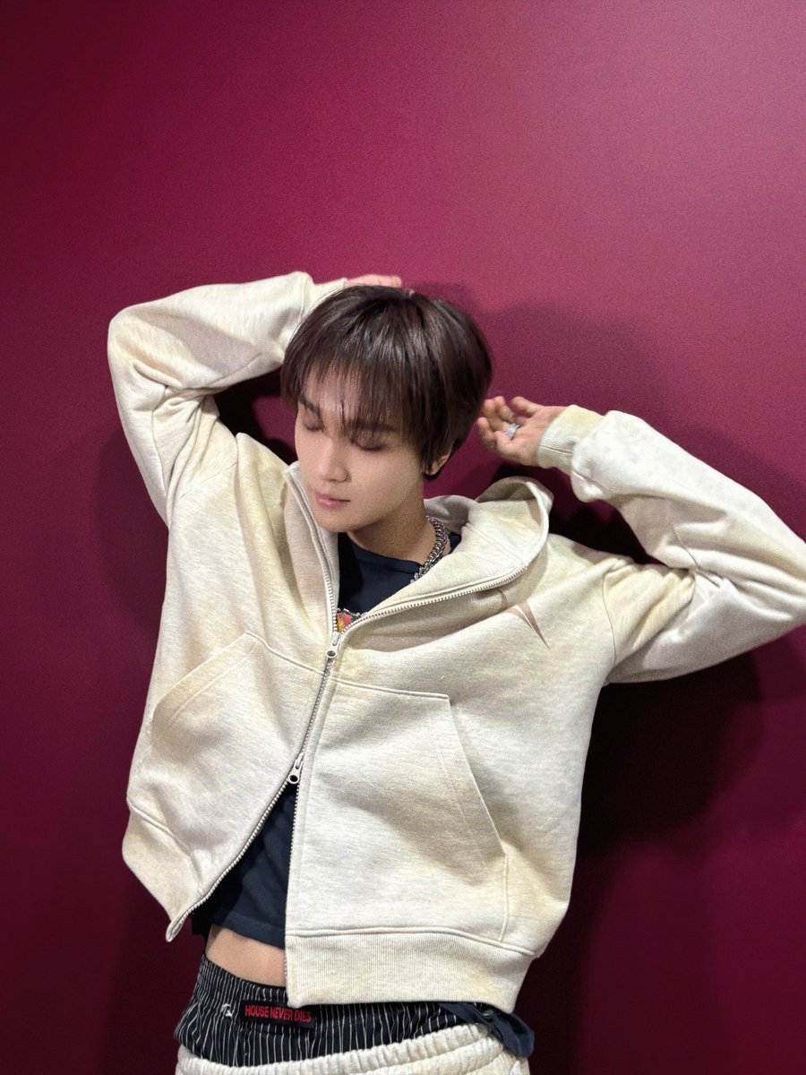 cheriemuri's tweet photo. คุณพิชเช่อทีมชื่อดังแอบคบกับกับน้องไอดอลอยู่ป่ะ มีคนเห็นพี่พิชเช่อฮีไปดูน้องเขาอัดสเตจทุกรอบเลย ถ้าไม่คบกันจะตามไปดูทำไมบ่อย ๆ https://t.co/MHrW0CDSl5