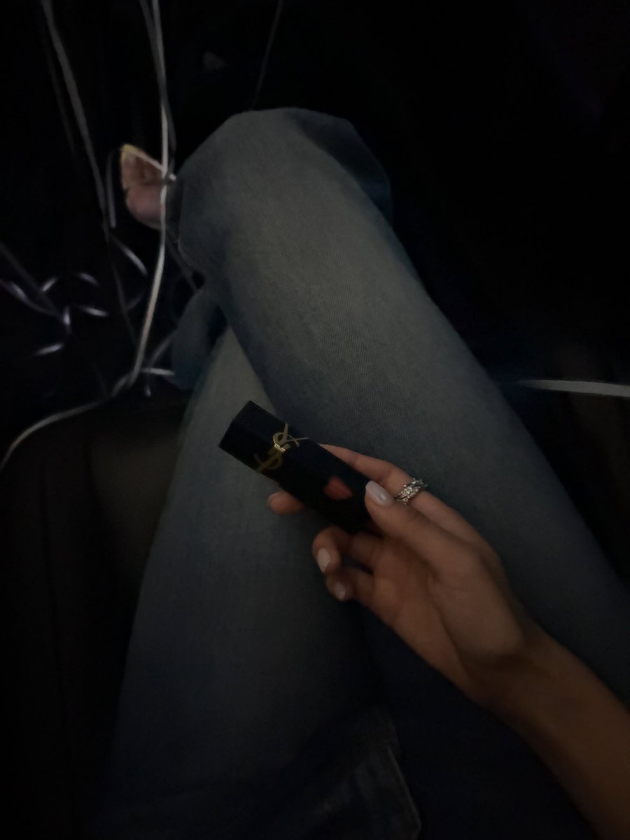 roaseann's tweet photo. Lippies, jeans, and heels-kinda-day https://t.co/yABylqbmmJ