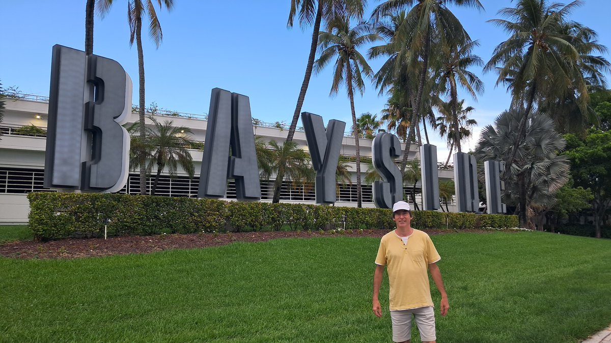 BlogFelizExito's tweet photo. La vida es como una caja de bombones, nunca sabes lo que te vas a encontrar. Restaurante de Forest Gump en Bayside, Miami. https://t.co/7SrhmO5qFO