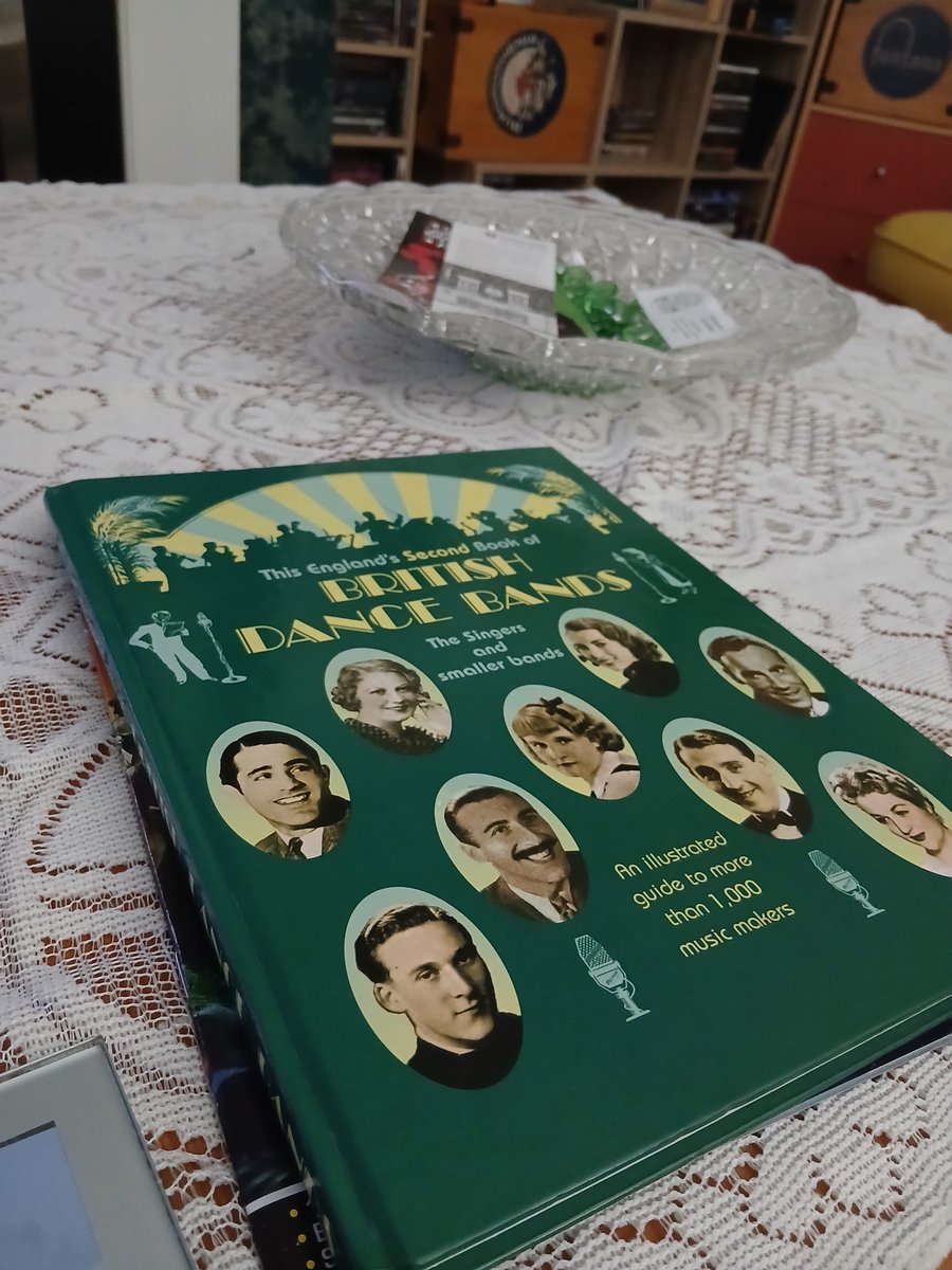 inthestair333's tweet photo. Not saying this is a niche #booktweet but I'm not not saying that either. #books #dancebands #thirties #Sunday #miserableootthere https://t.co/OpOzERogdB
