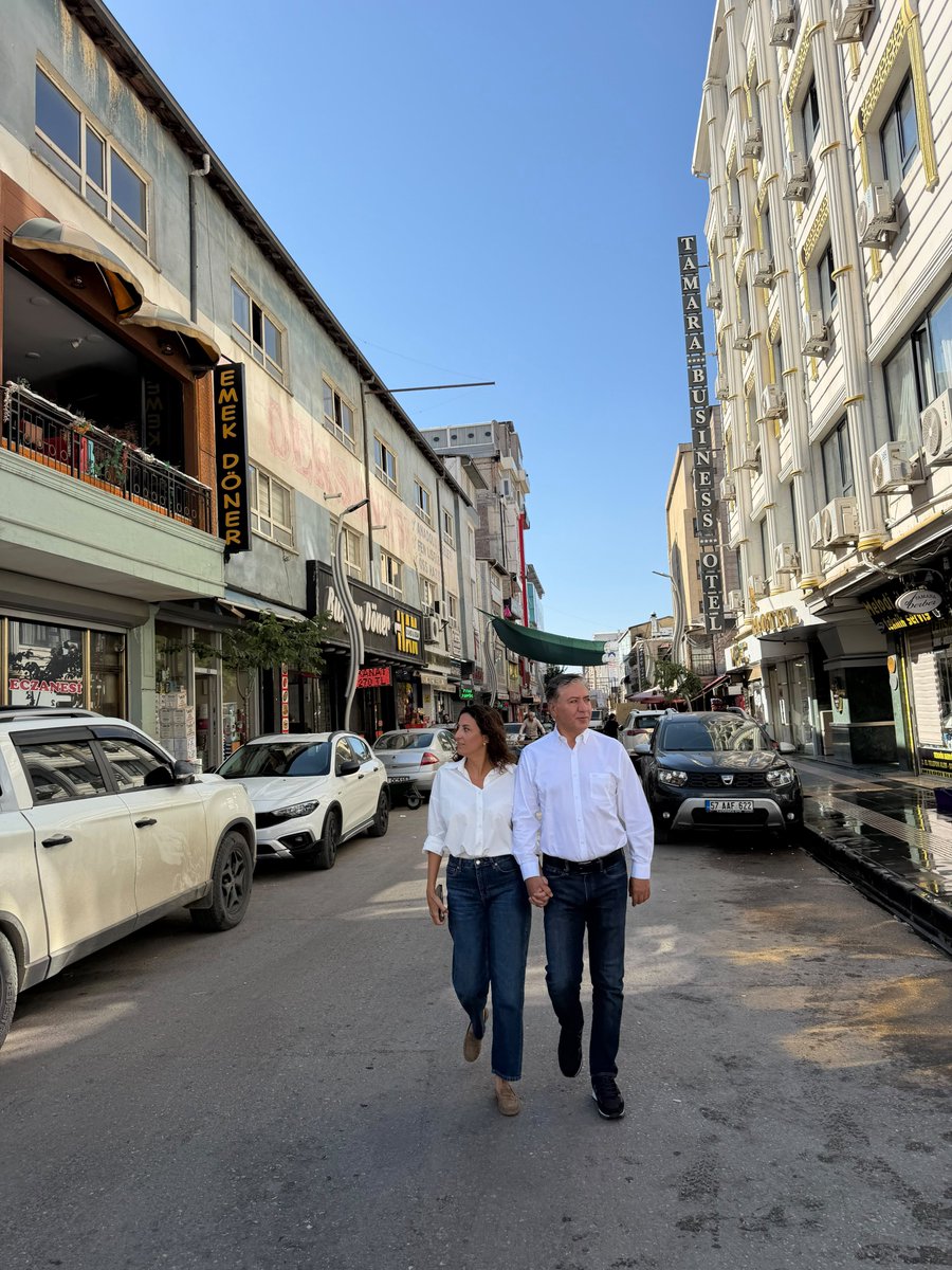 RizvanogluEvrim's tweet photo. Eşim Murat'la birlikte memleketim Van'dan selamlar. 
@muratemir_dr https://t.co/Byj1fun3BY