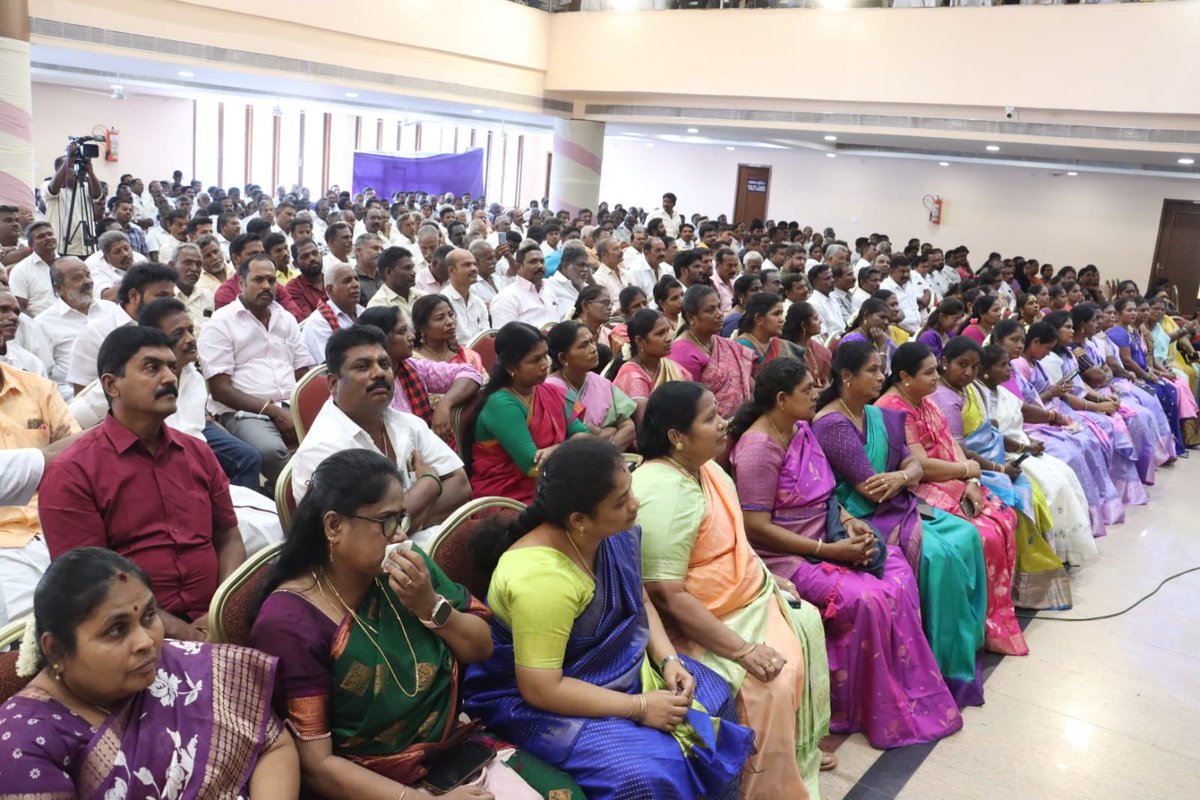 KN_NEHRU's tweet photo. நம் திருச்சி கலைஞர் அறிவாலயத்தில், ஒருங்கிணைந்த திருச்சி மாவட்ட செயற்குழு கூட்டம் எனது தலைமையில் இன்று ந���ைபெற்றது.  

இந்த கூட்டத்தின் போது,  தலைமை கழகத்தின் சார்பில் மாவட்ட பொறுப்பாளர்களாக  நியமிக்கப்பட்டுள்ள புதிய நிர்வாகிகளை வாழ்த்தி மகிழ்ந்தேன். 

காலத்திற்கேற்ப தம்மை தகவமைத்துக் கொள்வதே நம் கழகத்தின் சிறப்பியல்பு. அதனால், நம் கழகம் மேற்கொண்ட மறு சீரமைப்பு பணிகளால்  வயது மூத்தவர்களுக்கு இனி பதவி கிடைக்காது என யாரும் வருத்தப்பட வேண்டாம் என்றும் அனைவருக்கும் பொறுப்புகள் வழ��்க நம் தலைவர் அவர்கள் அறிவுறுத்தி உள்ளார் என்பதையும் நிர்வாகிகளுக்கு அப்போது தெளிவுபடுத்தினேன். 

நாம் தான் கழகம்; கழகம் தான் நாம் என்பதை மனதில் கொண்டு அனைவரும் ஒருங்கிணைந்து, ஒற்றுமையுடன் பணியாற்றுவோம்!

உறுதிமிக்க தொண்டர்களால் கட்டமைக்கப்பட்ட நம் திராவிட முன்னேற்றக் கழகத்தின் வெற்றிக்கு அயராது உழைப்போம்!

#DMKForever