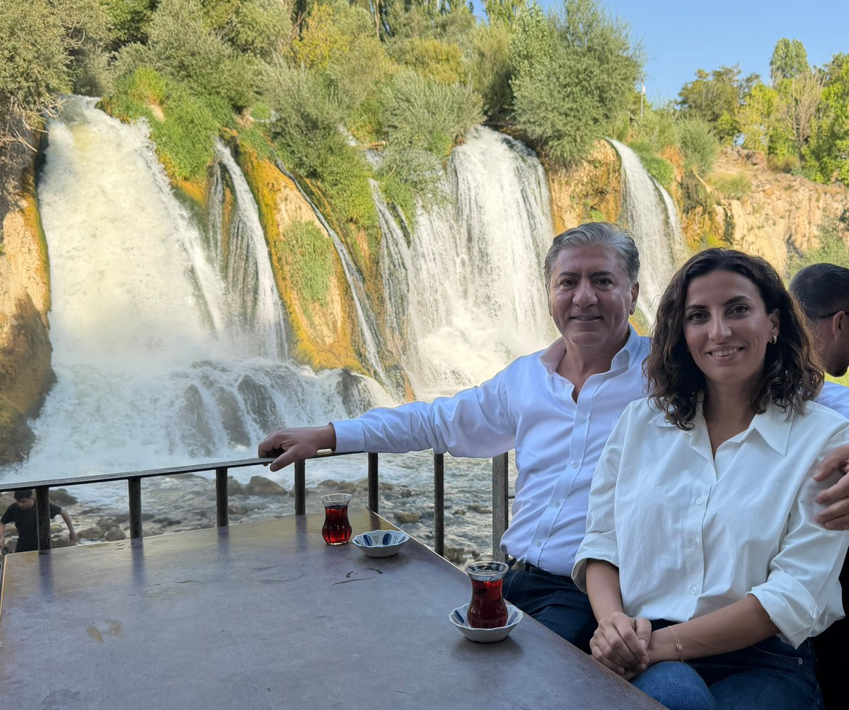 RizvanogluEvrim's tweet photo. Eşim Murat'la birlikte memleketim Van'dan selamlar. 
@muratemir_dr https://t.co/Byj1fun3BY