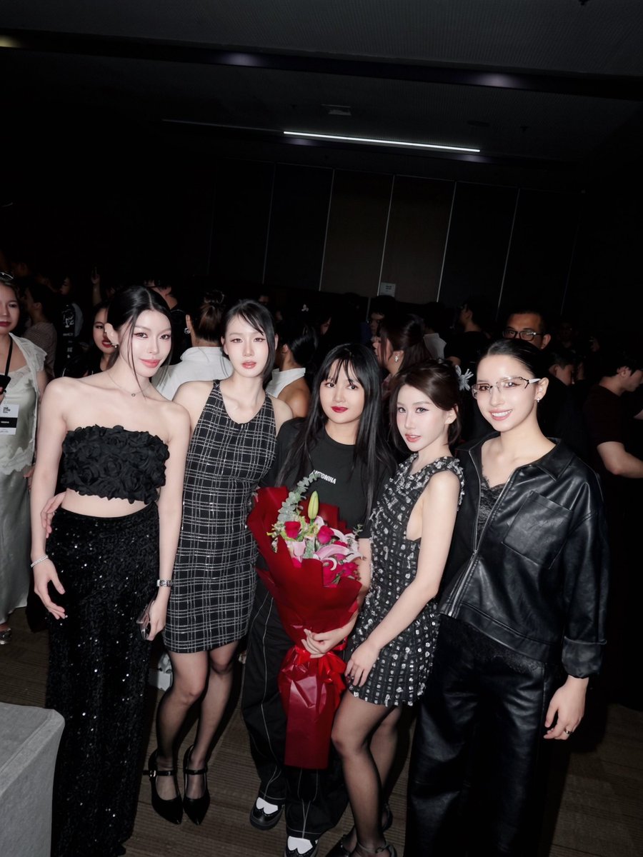 PRSocietyNews's tweet photo. “ออม-โฟค” แท็กทีม “เซน-แพท” บุกยึดหัวใจแฟนๆ 2 งานรวด

#FandomFest 
#MNLFW2026xORMFOLK 
#MNLFW2026xZENPAT 
#MNLFashionWeek2026

4 สาว ”ออมสิน-โฟค-เซน-แพท“ ซีรีส์ “Love Bound รักนี้ตีตรา“ จากค่ายกองทัพโปรดักชั่น บินลัดฟัาเข้าร่วมงาน Manila Fashion Week 2026 ของแบรนด์ “ANTONINA” และงานFANDOM FEST 2026 AT Activity Center, Ayala Malls Feliz ในวันที่ 5 กันยายน ที่ผ่านมา ณ ประเทศฟิลิปปินส์ งานนี้แฟนๆแห่มาร่วมให้กำลังใจทั้ง 4 สาวแบบอบอุ่นตลอดทั้ง 2 กิจกรรมทำเอาสาวๆปลื้มใจกันแบบสุดๆ