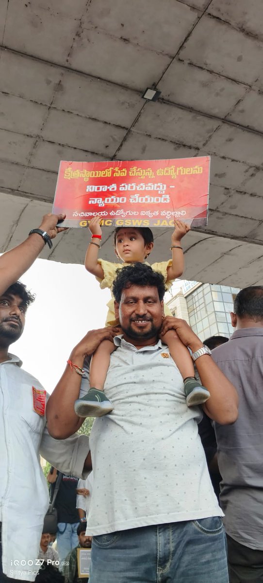 Broadman9999's tweet photo. 3 days nunchi sachivalayam employees hunger strike chestunnaru vizag lo,Census aina,SIR aina, Surveys,pensions annitiki vadukoni vallaki ravalasinavi emi ivvaledhu like Notional increments,AAS.promotion channel kooda ledhu,Pawan garu April ki ani chepte ippatiki ivvaledhu papam https://t.co/iOnhokNNR1