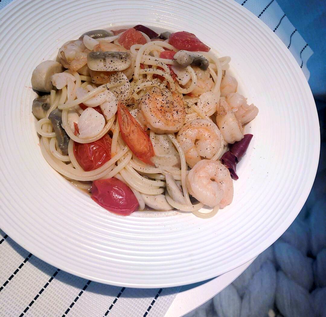 MertArslanbetk's tweet photo. Just whipped up garlic butter shrimp pasta in 15 mins—creamy, fragrant, and perfect for a quick weeknight dinner! https://t.co/mtTCxlhk1S