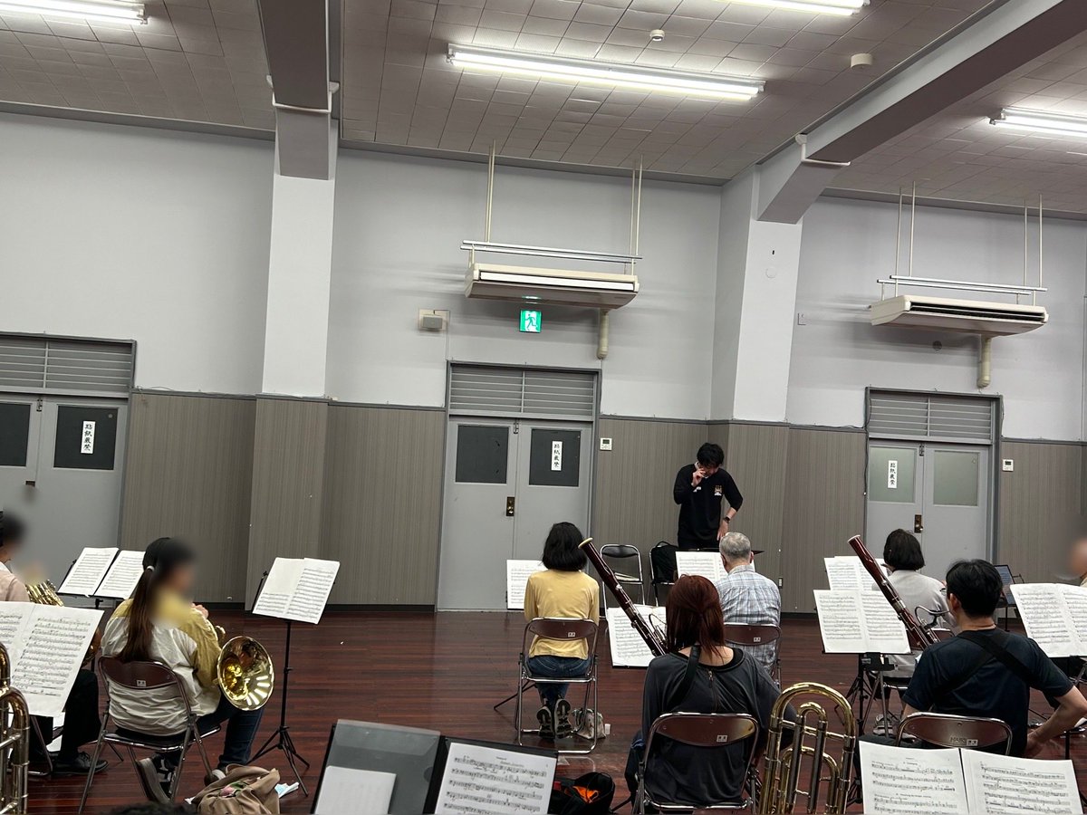 8ojiphil_info's tweet photo. 昨日は弦と管に分かれ、本番まで最後の分奏でした！弦は久世先生、管は手塚先生にご指導いただき、ブラームスと画家マティスの細部の合わせを入念に行いました🤔
まだまだ不安箇所はありますが😅来週以降のラストスパートに弾みがつきました！
手塚先生何だかお祈りしている様です笑 https://t.co/qg9d28QByf