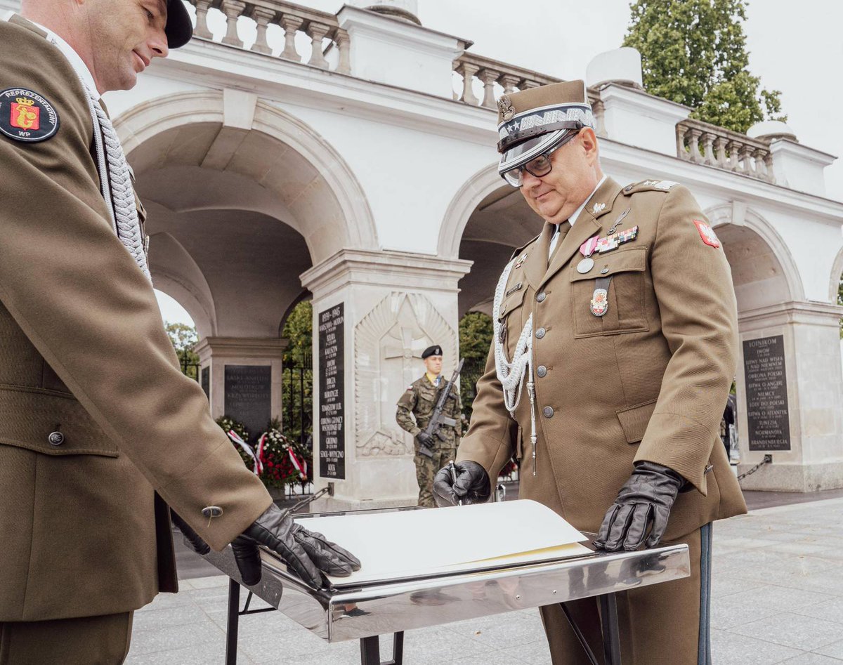 16Dywizja's tweet photo. Obchody Święta 16 Dywizji Zmechanizowanej rozpoczete❗🫵 W wyjątkowym miejscu, przed Grobem Nieznanego Żołnierza w Warszawie - tak rozpoczelismy świętowanie 107. rocznicy utworzenia #16DZ❗👌

Cześć i chwała Bohaterom ❗ https://t.co/x2UM71udmT