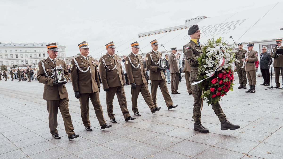 16Dywizja's tweet photo. Obchody Święta 16 Dywizji Zmechanizowanej rozpoczete❗🫵 W wyjątkowym miejscu, przed Grobem Nieznanego Żołnierza w Warszawie - tak rozpoczelismy świętowanie 107. rocznicy utworzenia #16DZ❗👌

Cześć i chwała Bohaterom ❗ https://t.co/x2UM71udmT