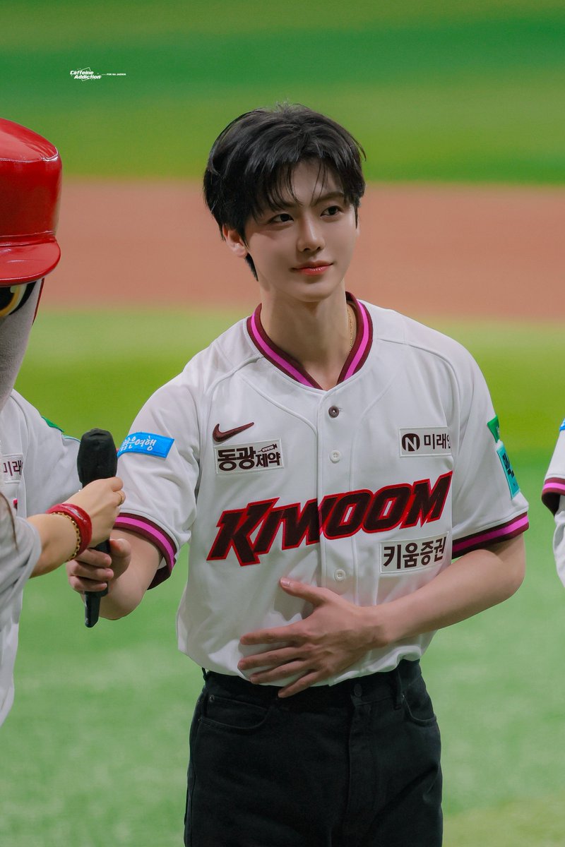 CaffeineA0813's tweet photo. 260906 키움히어로즈 시구⚾️

#JAEMINxKiwoomHeroes
#재민아_힘껏_던져봐 
#재민 #ジェミン #JAEMIN #NCT #NCTDREAM https://t.co/jP9abyIgAH
