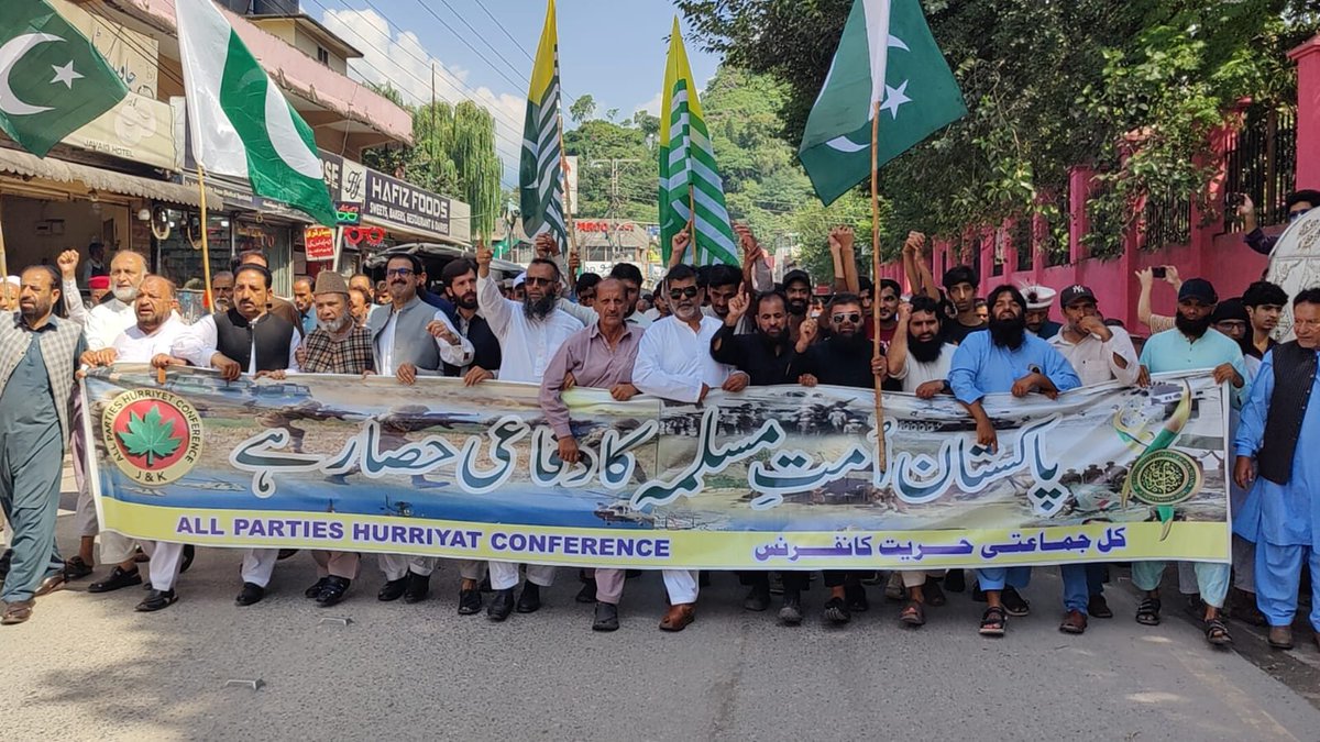aphcjkofficial's tweet photo. On Defence Day, a grand APHC rally in Muzaffarabad paid tribute to Pakistan’s martyrs and Armed Forces, reaffirming solidarity with the Kashmiri people and their right to self-determination. https://t.co/VNnZalwYv1
