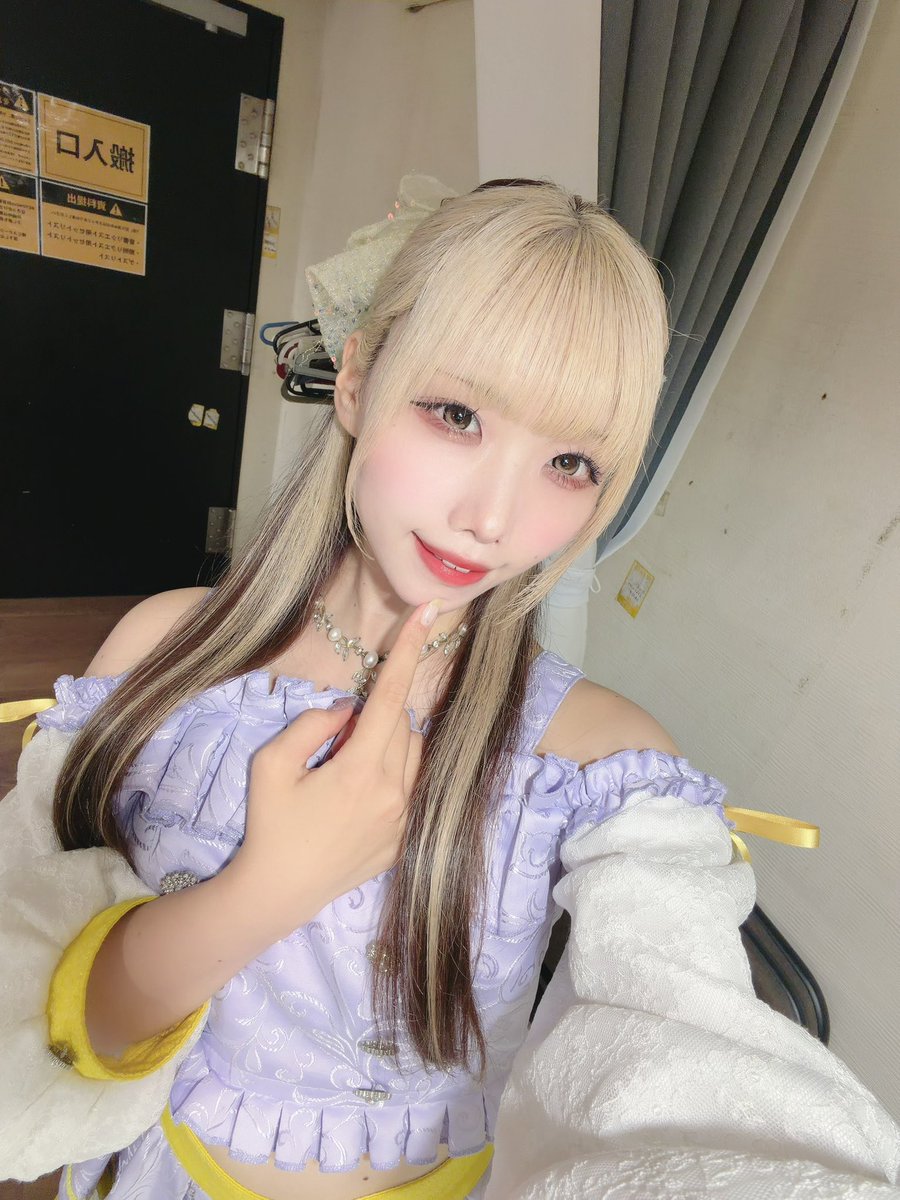asaka_charlotte's tweet photo. 本日のサーキットライブも朝早いのにありがと〜💛💛
病み上がりの３０分枠でちょっとだけ、
ふらふらっとしたけど、特典会の最後まで元気にできました🫡✨
4人にも、昨日来てくれたみんなにも、申し訳なかったので、昨日の分も！🔥という気持ちで頑張ったよ🥴！！
ご飯も今日もモリモリ食べてるので、水曜の定期公演までに完全に治すね❤️‍🩹💪
セトリalt