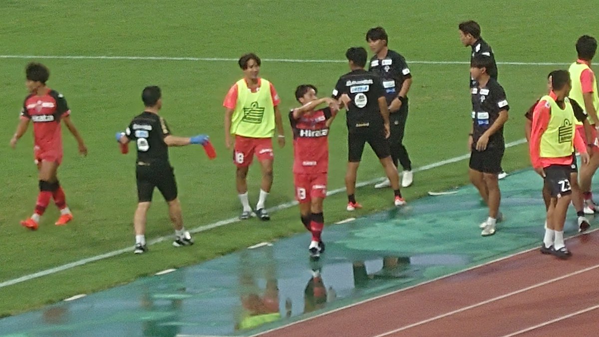 powerpomb's tweet photo. 熊本2-2奈良

チーム関係者の皆様、お疲れ様でした。

逆転負けになってもおかしくない展開だったので、引き分けで何とか勝ち点1を死守した印象。

下を向いている暇はない。とにかく
#やりきれだしきれつかみとれ

#えがお健康スタジアム
#ロアッソ熊本 https://t.co/HH2hIO9ALN