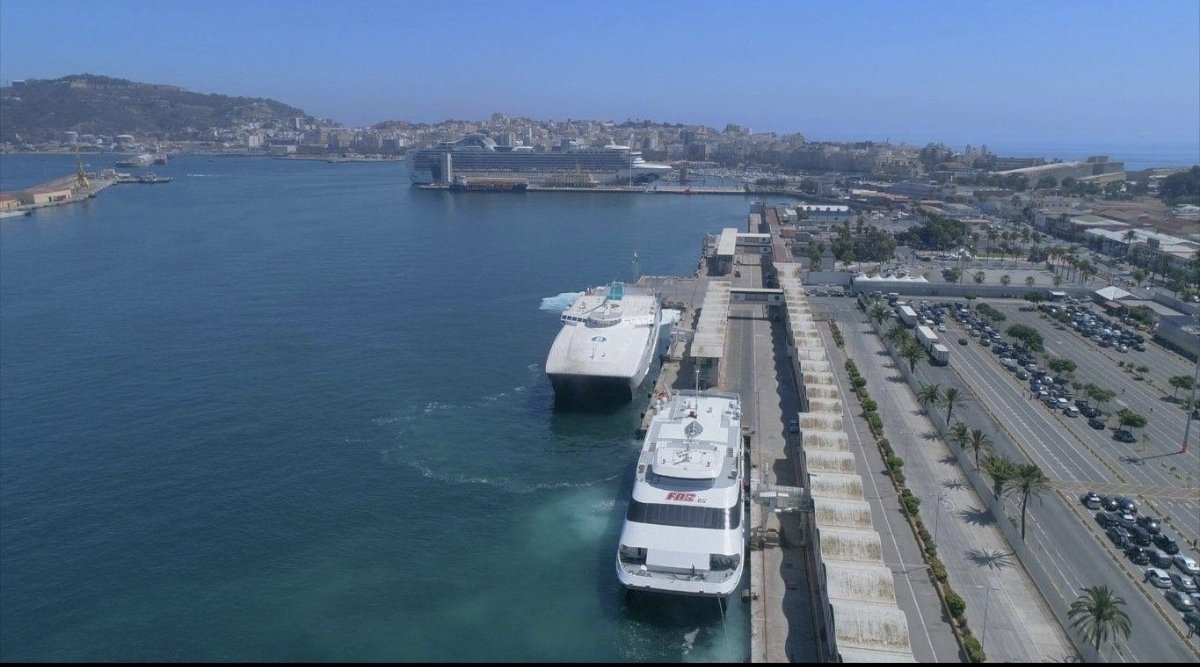 Bussio28Team's tweet photo. No dan una. Estamos gobernados por ignorantes y esta decisión puede poner a Ceuta al pie de los caballos.

⚠️🇪🇸 La Policía advierte del riesgo de concentrar inmigrantes en el puerto, una infraestructura estratégica de la que dependen comunicaciones, suministros y la conexión con la Península.

Te lo cuento todo aquí 👇
https://t.co/jBP5DIoa7k
------------
@GobiernodeCeuta
@ElFarodeCeuta
 #Defensa #PoliciaNacional
#PuertoDeCeuta
#Ceuta #Seguridad