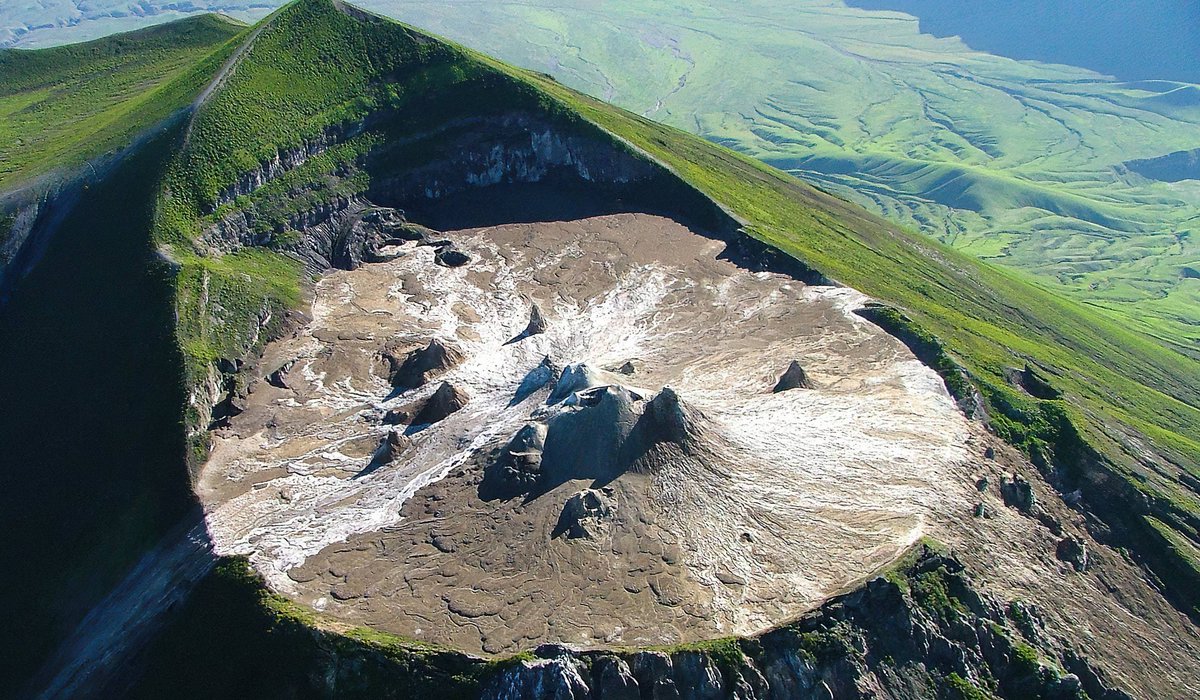 theiaincameron's tweet photo. There is a volcano in Tanzania that erupts lava unlike anywhere else on Earth.

Ol Doinyo Lengai produces a black, extraordinarily fluid lava at temperatures half that of normal volcanic lava.

And, chemically, it is genuinely bonkers.

1/n https://t.co/uUgcR2w29d