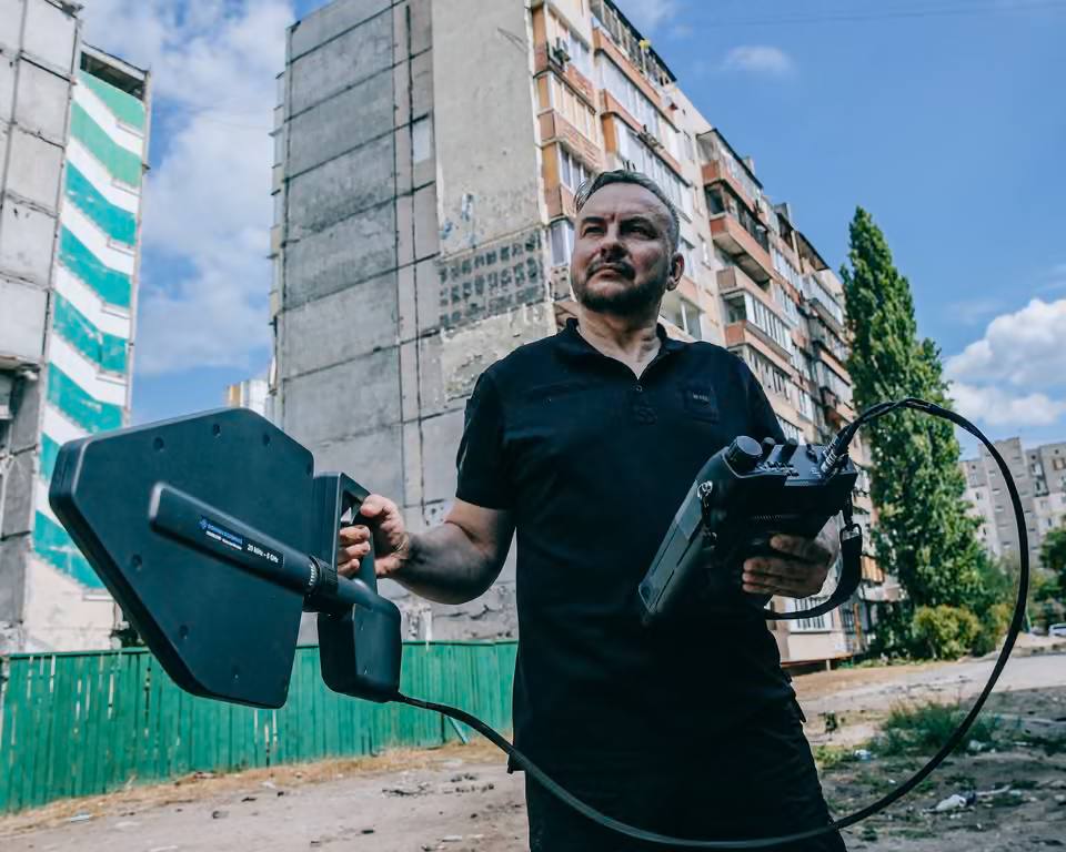 nexta_tv's tweet photo. ⚠️ “This is a war of cities and infrastructure. No one will win it” — Flash warns of a new phase of the war

Serhii Beskrestnov, Zelensky’s adviser on defense technologies, told The Guardian that Russia and Ukraine are increasingly striking infrastructure deep inside each other’s territory, while defensive capabilities are struggling to keep pace with offensive ones.

He sees the coming winter as particularly dangerous. According to Beskrestnov, Russia may try to knock out electricity, water and heating in Kyiv for extended periods, putting 2–3 million residents at risk.

Another major problem is the shortage of Patriot interceptors. Beskrestnov doubts Ukraine will be able to obtain enough missiles to fully protect Kyiv this winter.

“Attack has become stronger than defense,” he said. And the longer this exchange of strikes continues, the higher the price for ordinary cities and their residents.