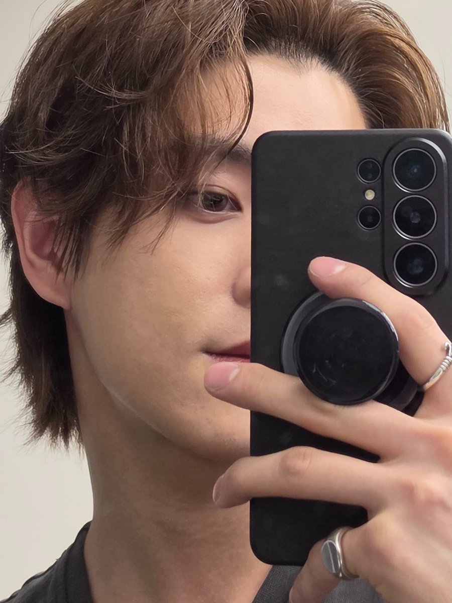 gothikeu's tweet photo. i just looooveeeee being able to see his skin texture in the pictures he sends us 💝 https://t.co/oNMnuos6mB