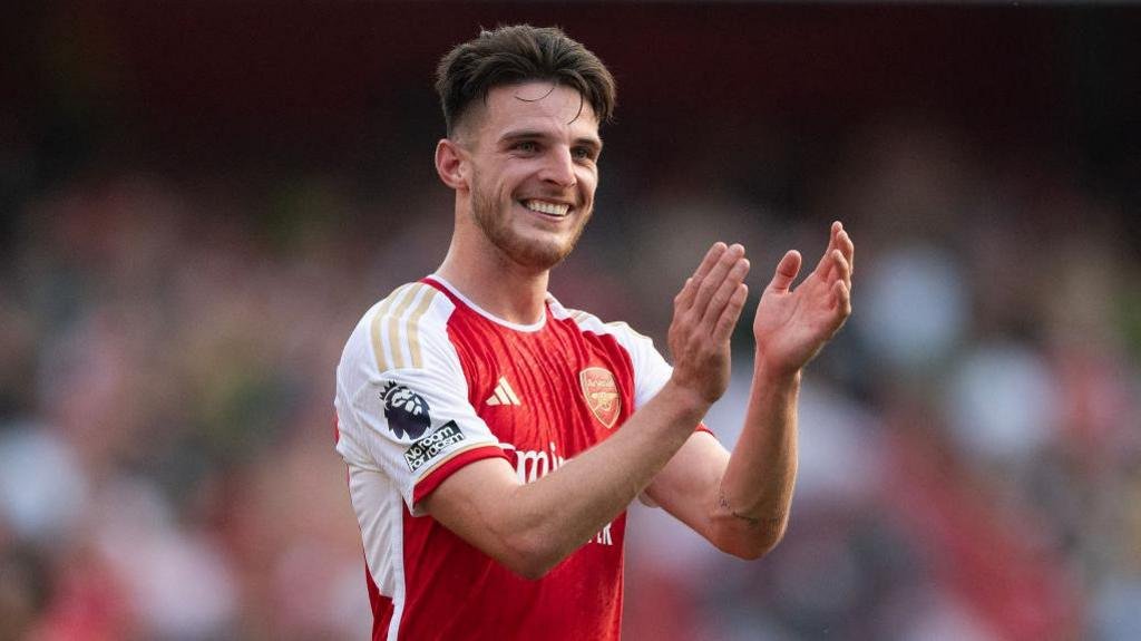 TheBlueDodger's tweet photo. 🚨 Declan Rice and Cristhian Mosquera were NOT spotted with the Arsenal squad on Sunday morning,

(@standardsport) #CFC https://t.co/O3rGXnBprD