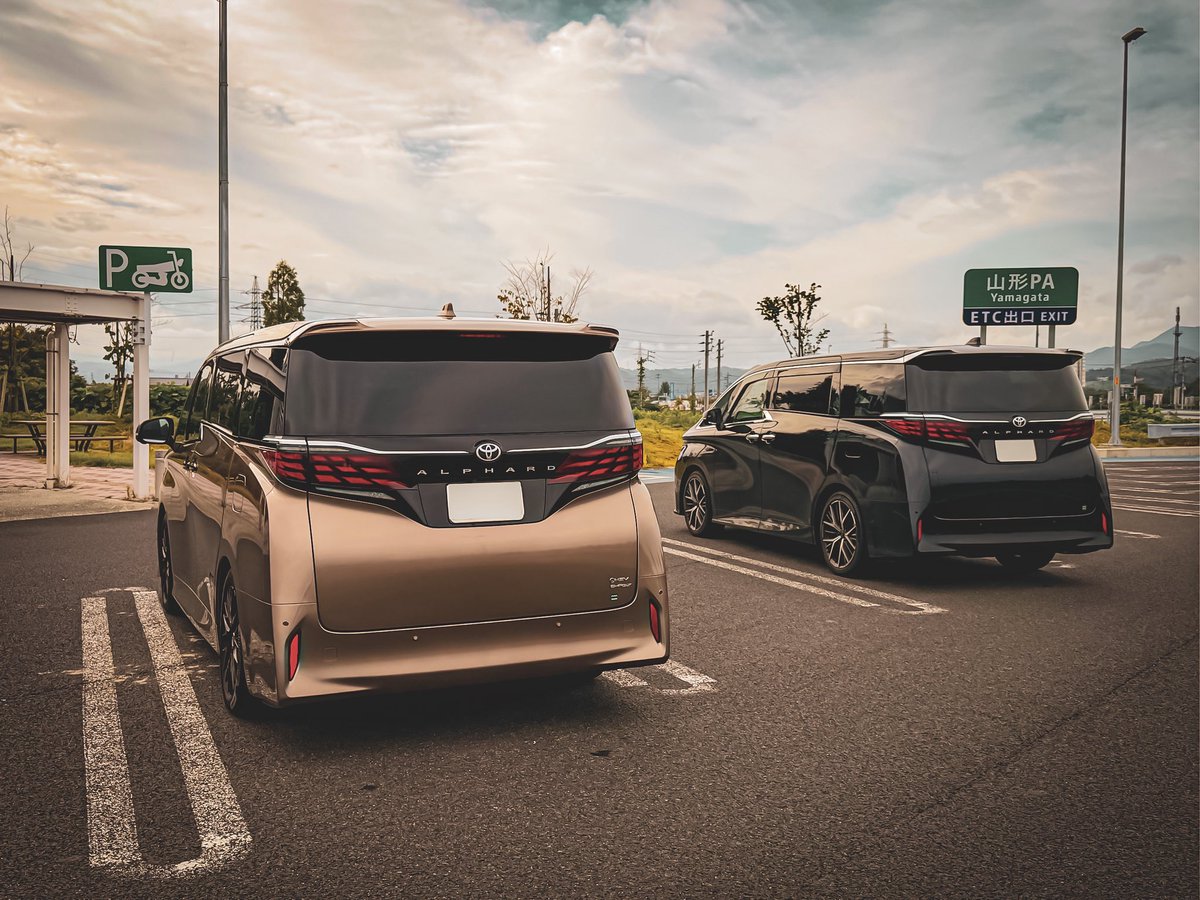 26alpha_gram's tweet photo. 近頃中古車価格が下落云々言われている40アルファードに乗る姉弟ですが、今日は祖母の葬儀へ参列してきました。霊柩車は30アルファード、住職さんは30ヴェルファイアと世に溢れすぎるクルマと痛感してきました🚐
#アルファード 
#40アルファード https://t.co/Psd56FREvs