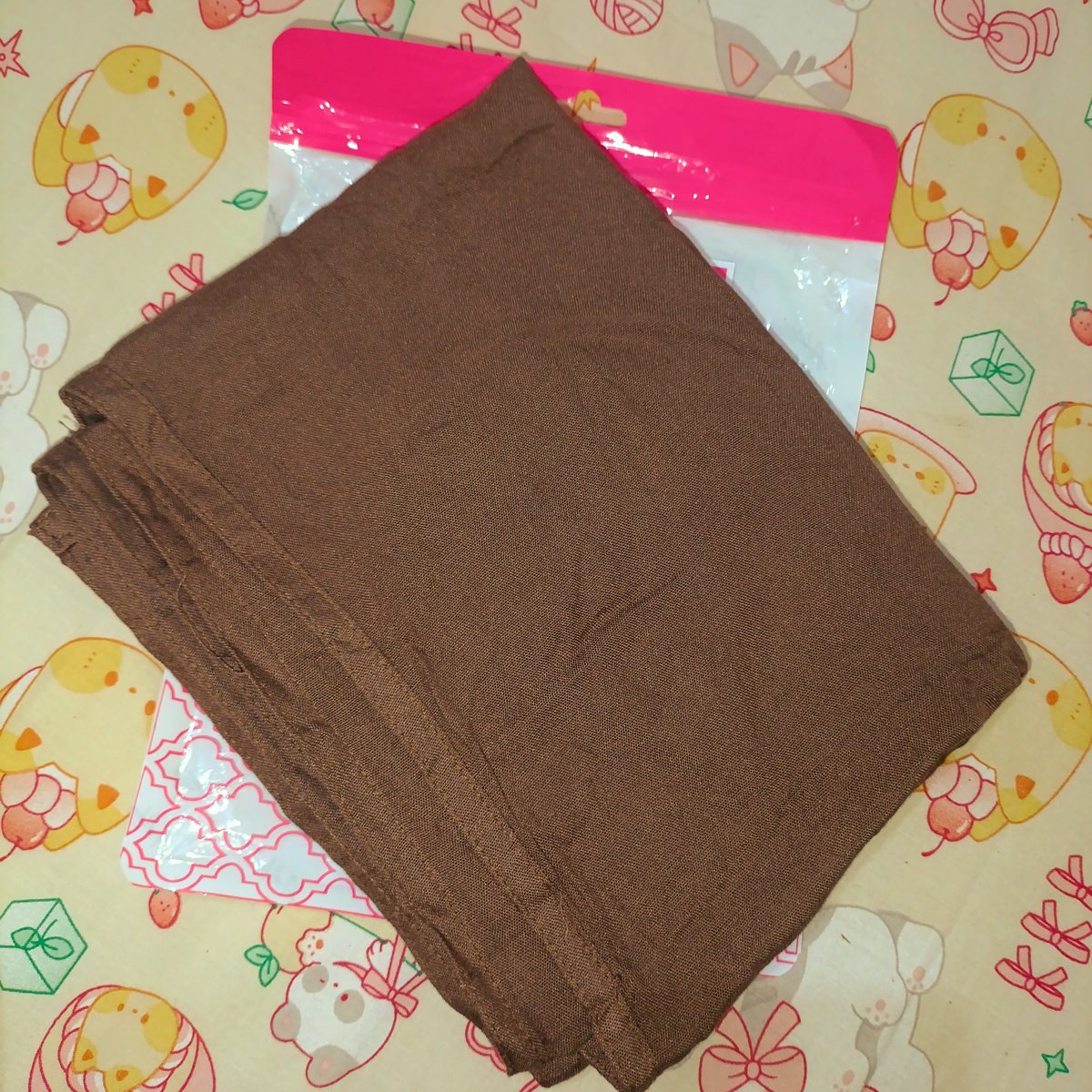 jmnshlla's tweet photo. 🫐WTS🫐
new, masih segell. yg pashmina gaa menerawang &amp; ga bikin numpuk, bahannya adem😉. tiebymin nya orii ofc tt store yaa, aku sale cz co pas promo bundling 🫰

• tiebymin alana size s - strawberry 38k
• pashmina viscose - frappuccino 32k

#wts #zonauang #tiebymin https://t.co/xic1BansVQ