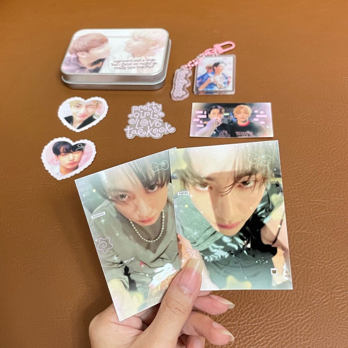 abcdefghily_jk's tweet photo. 💌: @jendiariies | #fromjen 

my u + me = taekook tin can and keychain is finally here!! thank you so much for this pretty coll, ate jen!! i’m super in love with all the freebies din, like ang cute nila pls 😭🩷 https://t.co/wjgXbscGci