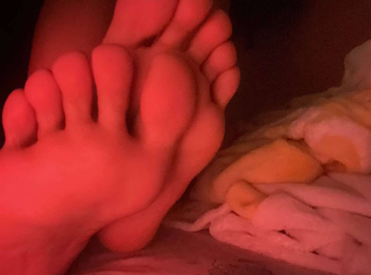 Xxslxen's tweet photo. 傻逼废物贱狗看见妈妈的脚还不赶快爬过来上贡？#男m #上贡 #调教 https://t.co/KQ0N7w8jVU