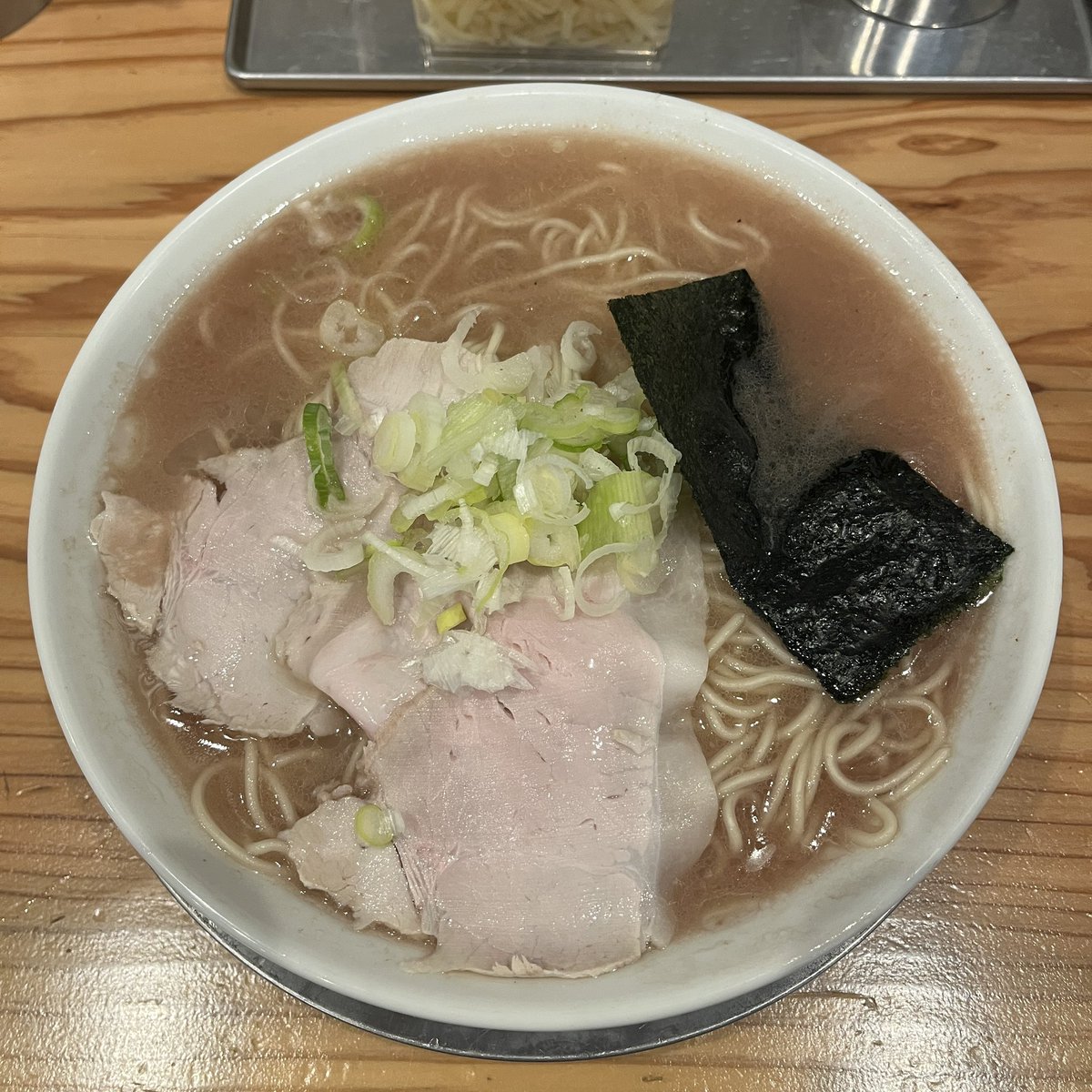 hoit_510's tweet photo. らあめん わや
ラーメン(大盛)＋半チャーハンセット

いまやすっかり人気店の佐賀スタイルなお店。まぁ人気になるのは仕方ない。だって美味いんだもの🤤

#スープの底に沈んでいる旨味が堪らん

替玉無くなったのは残念。ならば大盛食べるしかないよね😏 https://t.co/zSxNk4tBmW