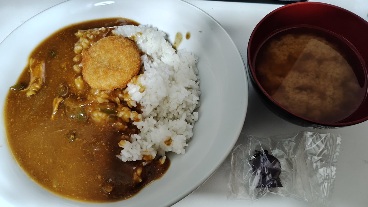 aKaKaK_da's tweet photo. 赤魚の煮付けは前回食べたので
今回は島二郎リスペクトの辛口のカツカレーとアサリの味噌汁で

特典はヒトハだったが…な！ https://t.co/nE4G9HGXmS